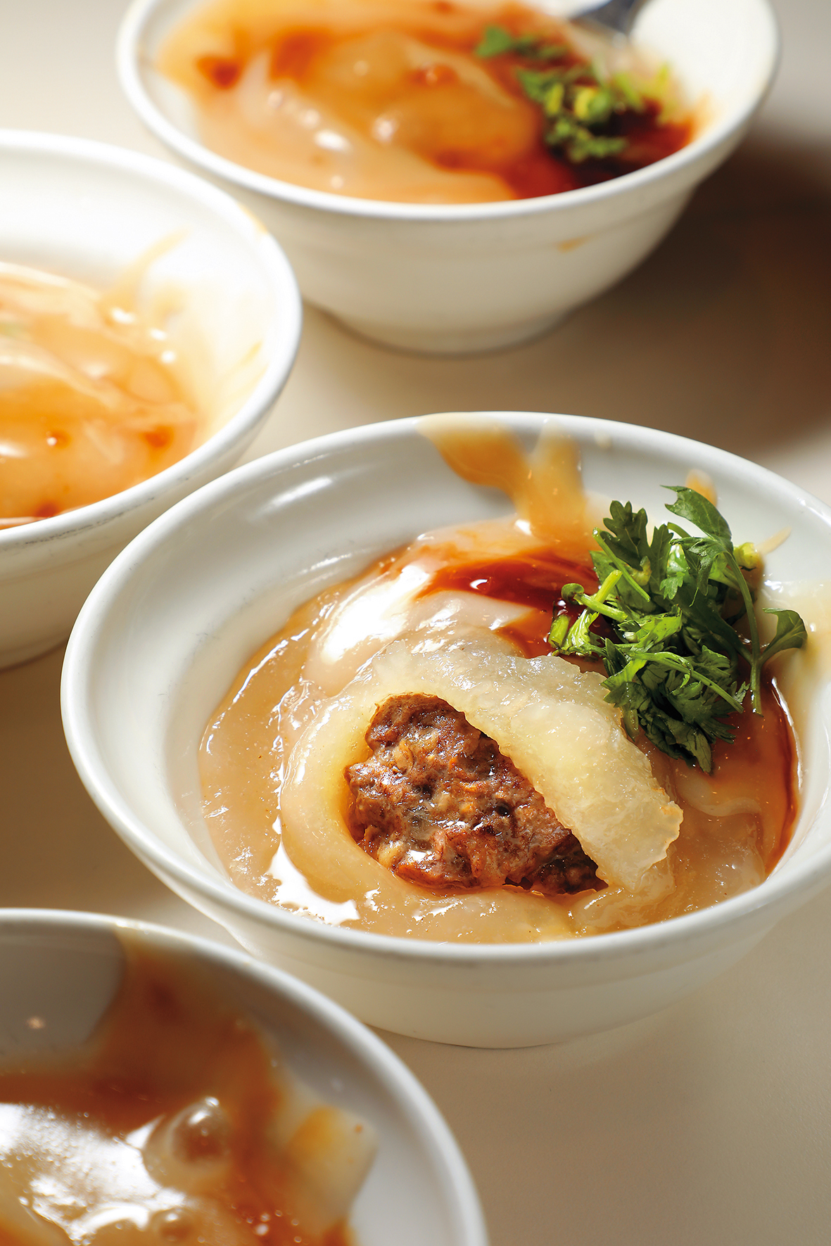 「肉圓」的肉餡以後腿肉製作,粉皮薄而略帶韌性,組合起來非常好吃;桌上的米醬就是辣椒醬,必加。(50元/份)
