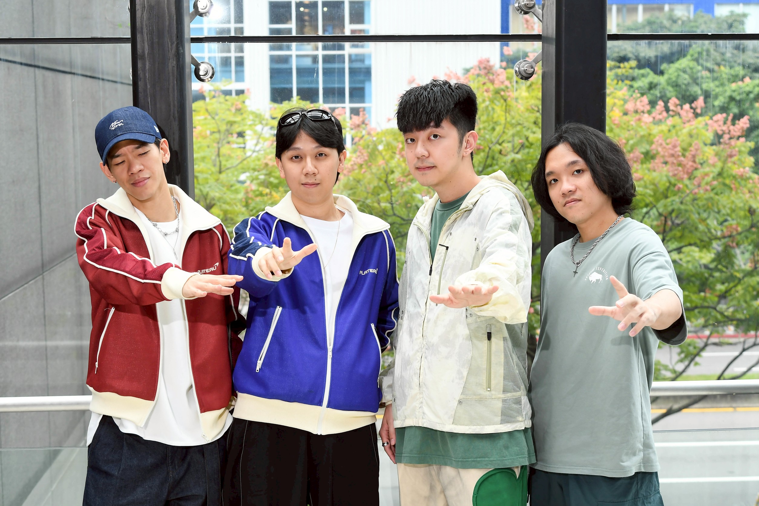 「浪漫里」團員歐易（左起）、沈裕紘、魏裕銘、陳羿瑋出席記者會。（三立提供）