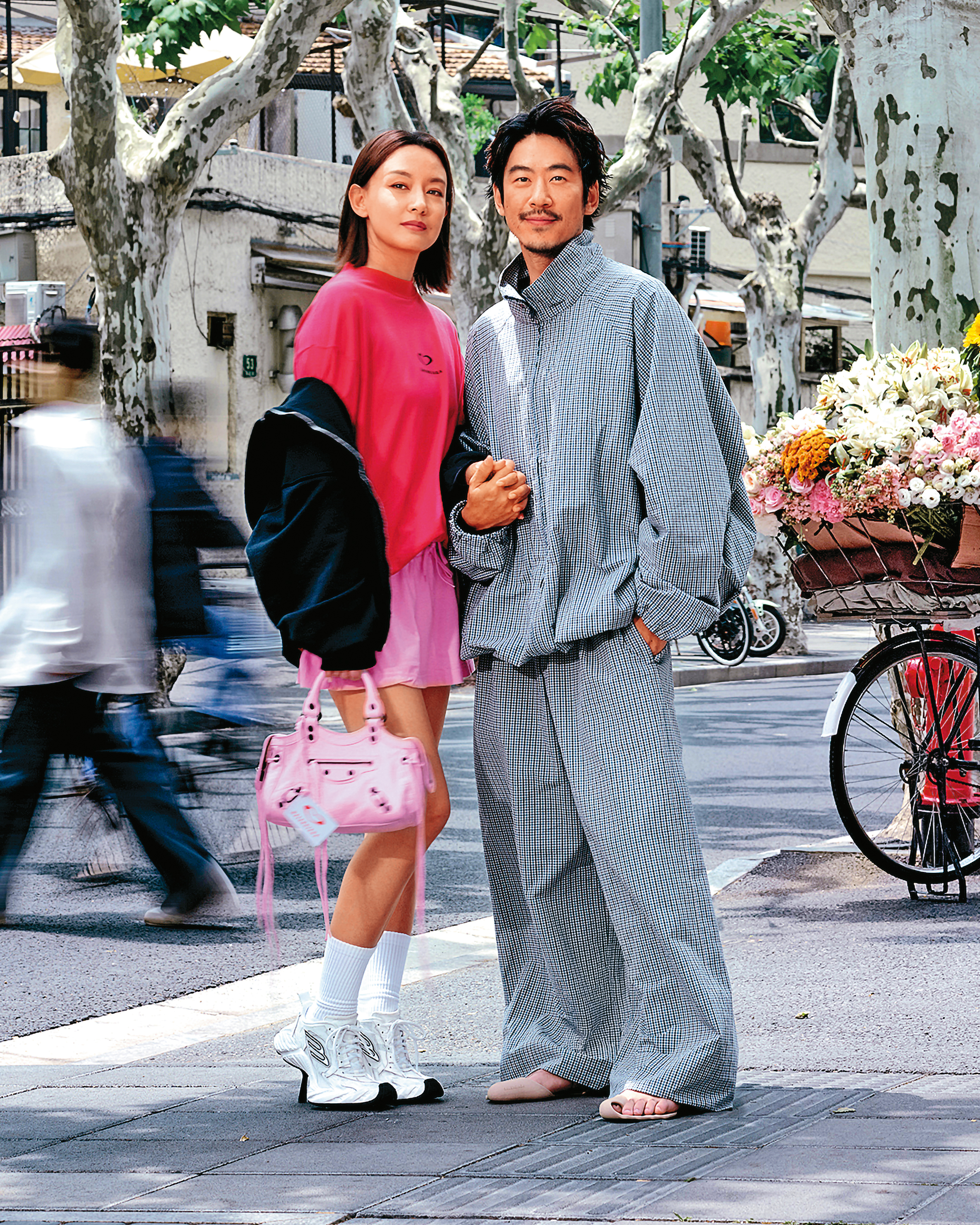 粉色Le City機車包躍上七夕形象照,成為最搶眼的配角。(Balenciaga提供)