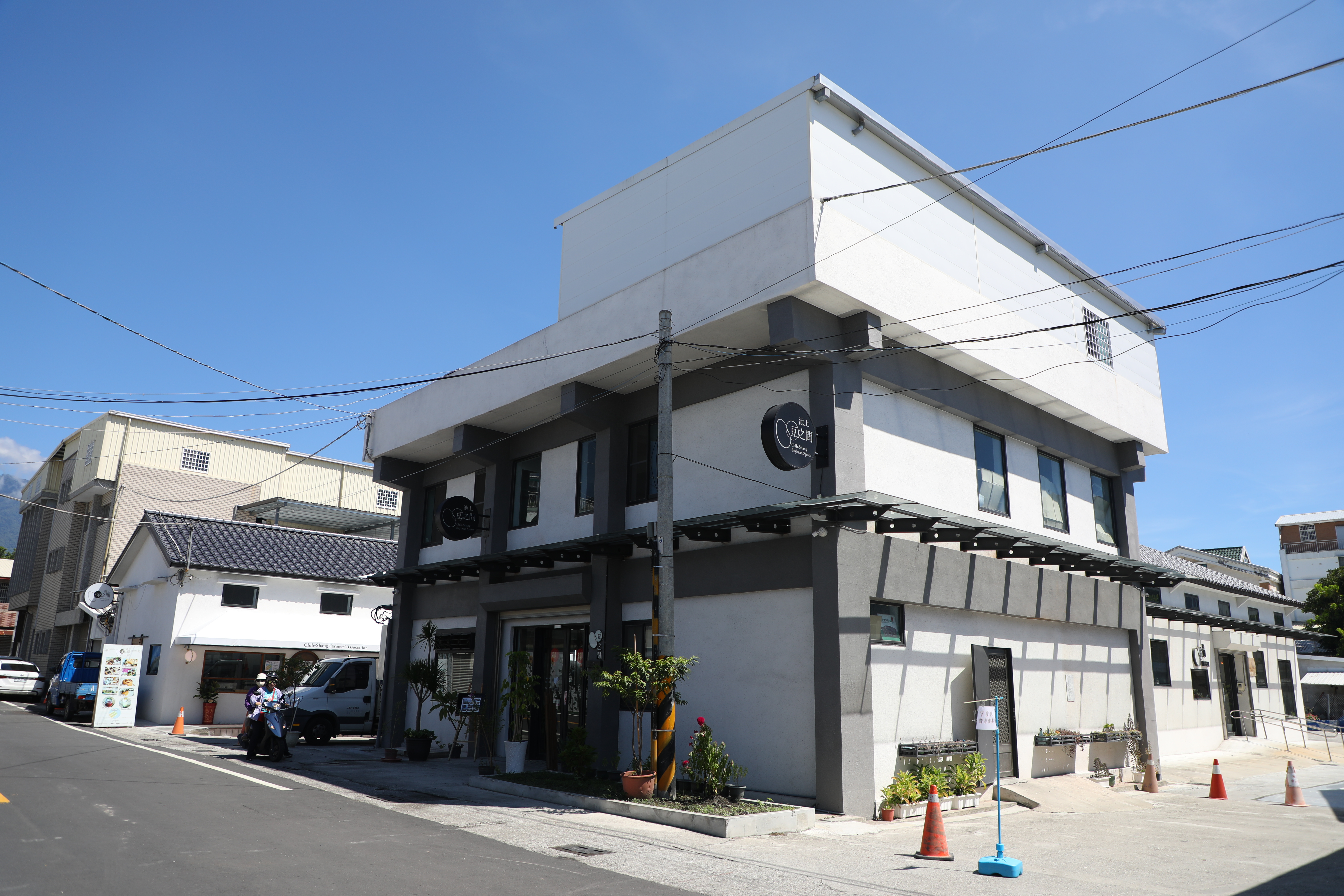 池上鄉農會將原本的廢棄穀倉改成「池上豆之間」與「池上米之間」兩家主題餐廳。