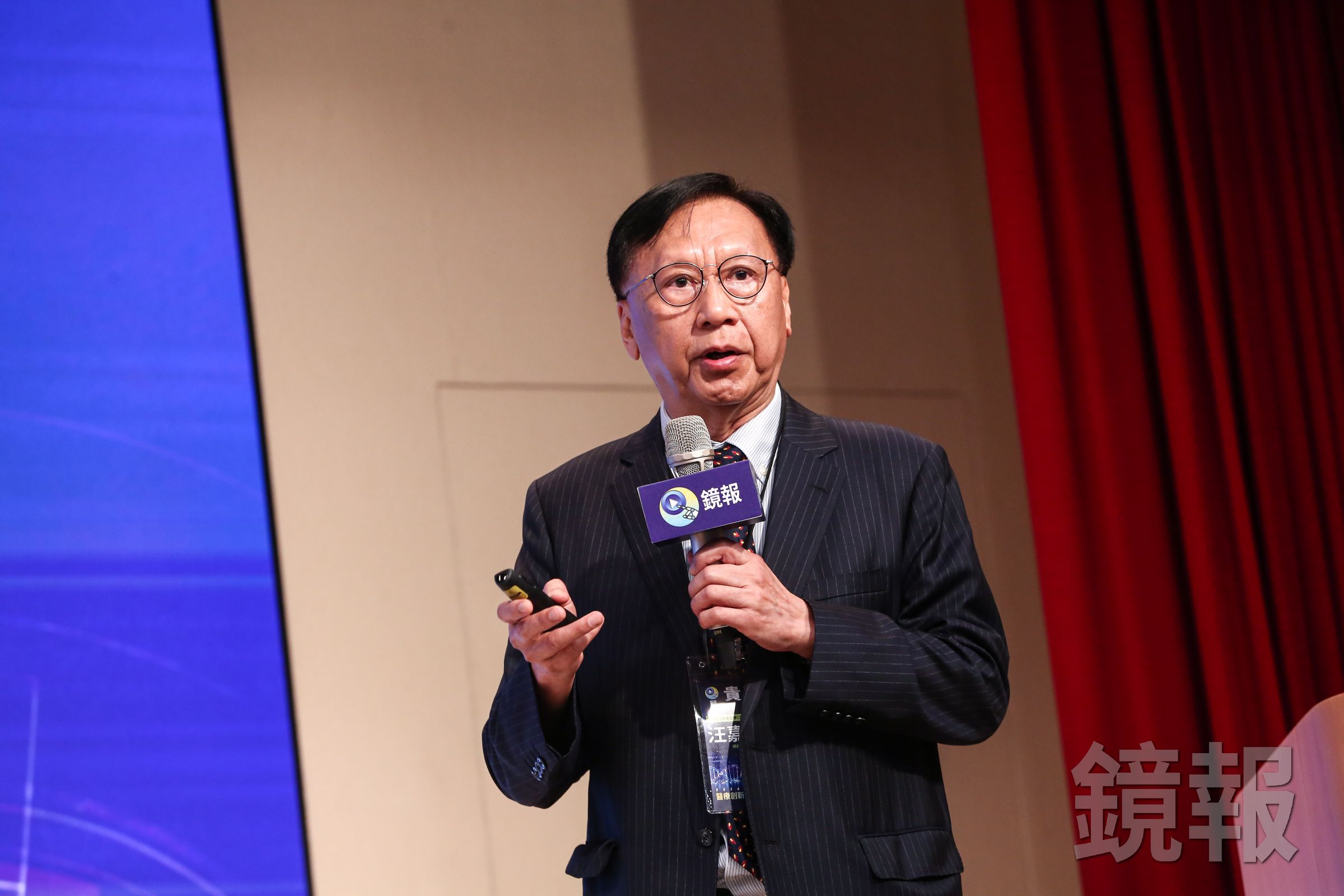 談及黃崇仁生前力推的癌症新藥，智合總經理汪嘉林哽咽表示：「相信黃董事長（黃崇仁）也會非常開心。」
