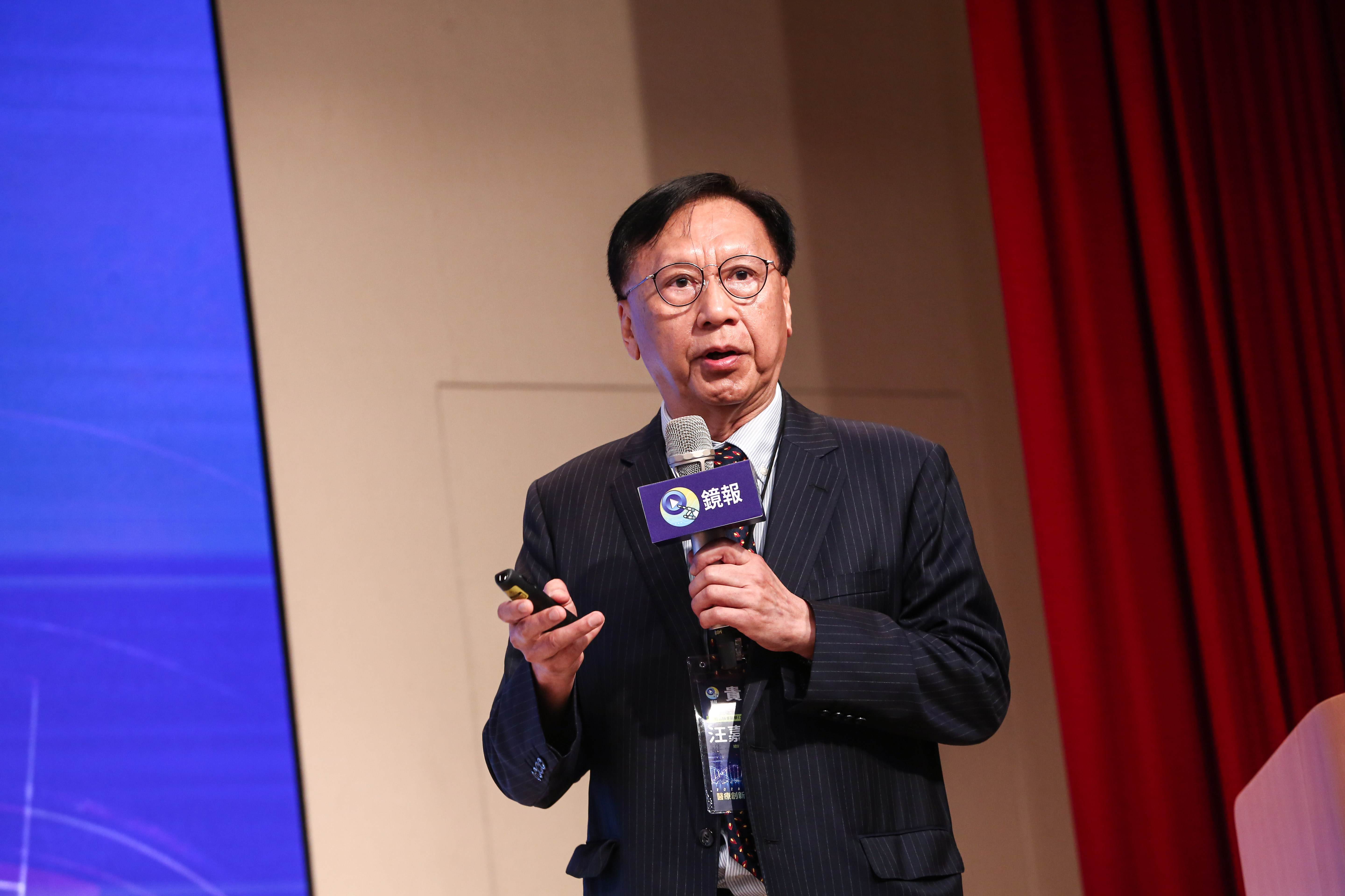 談及黃崇仁生前力推的癌症新藥,智合總經理汪嘉林哽咽表示:「相信黃董事長(黃崇仁)也會非常開心。」