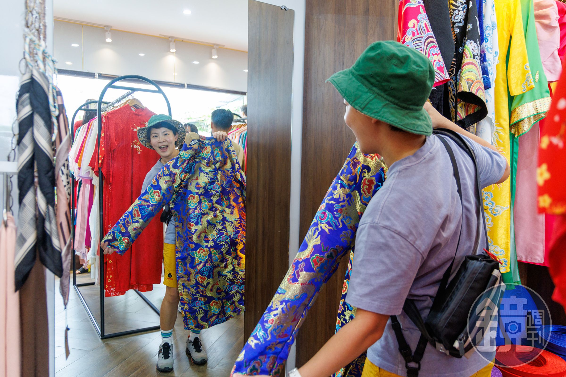 在奧黛秀表演場外,有租借奧黛的店鋪,可在街頭拍出越式風情紀念照。