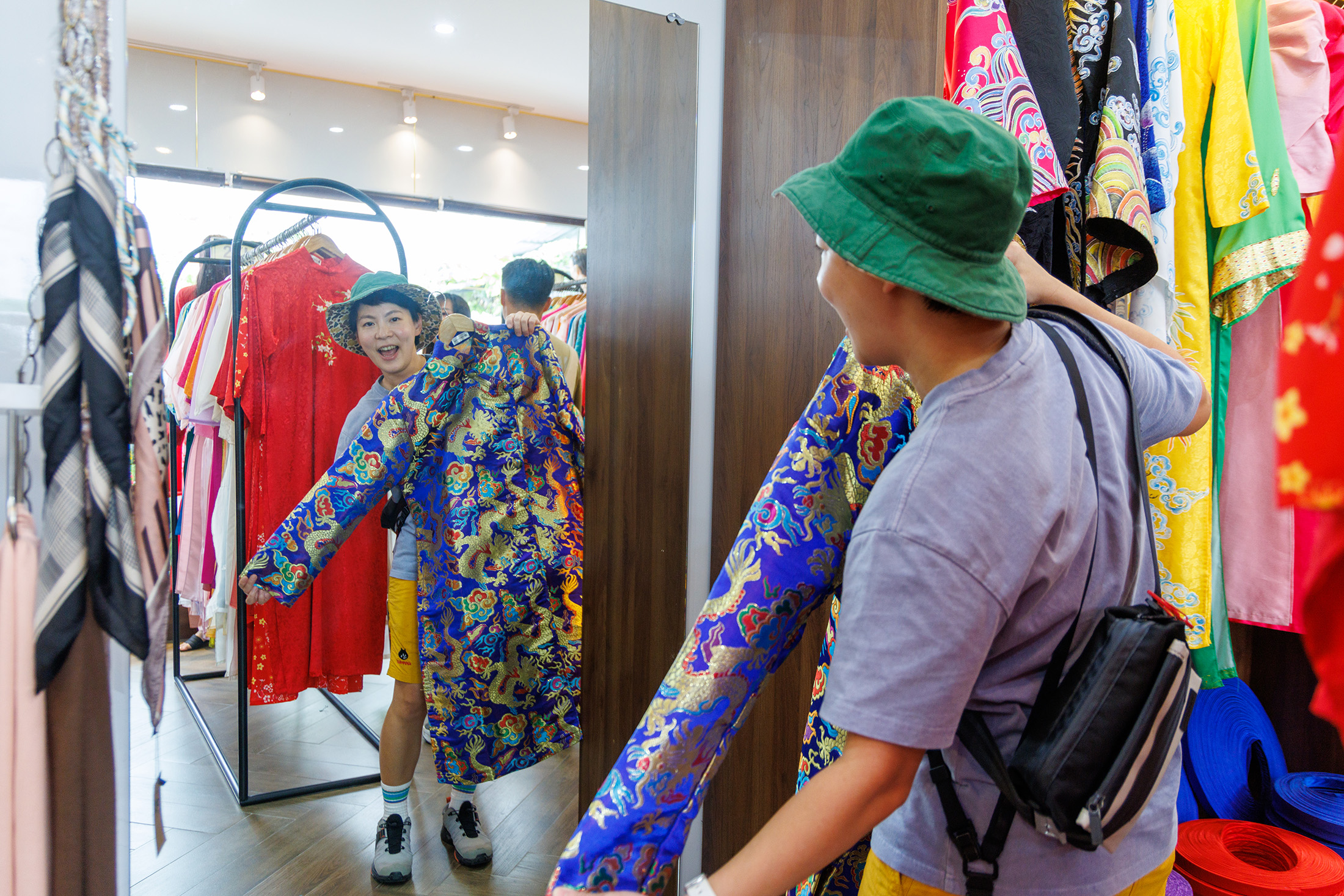 在奧黛秀表演場外，有租借奧黛的店鋪，可在街頭拍出越式風情紀念照。