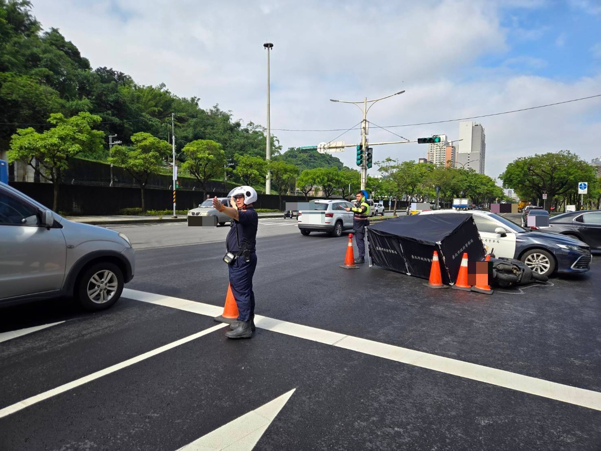 警方獲報後封鎖現場，將曳引車駕駛帶回警局朝過失致死罪送辦。（翻攝畫面）