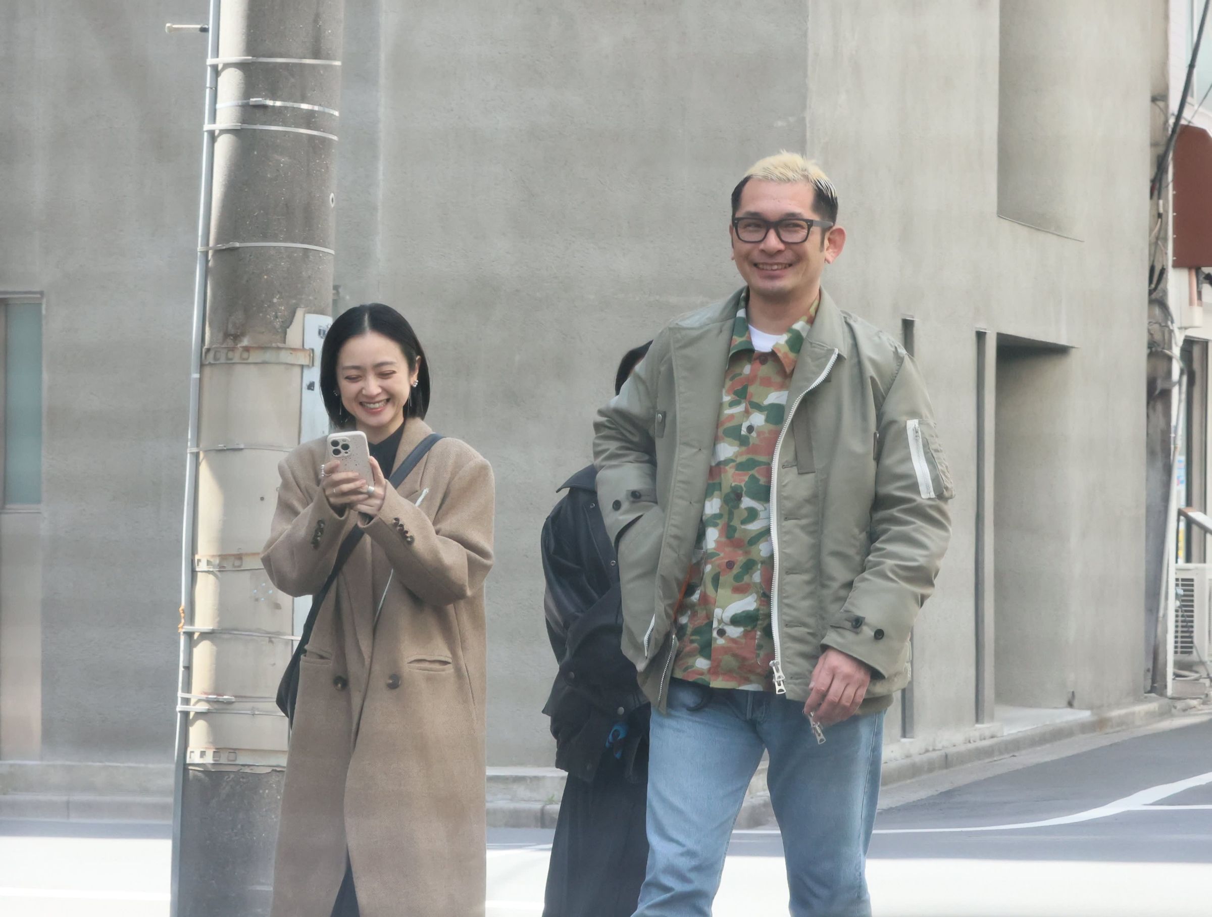 《FRIDAY》拍到安達祐實與前夫桑島智輝遊街,並形容畫面有愛。(翻攝網路)