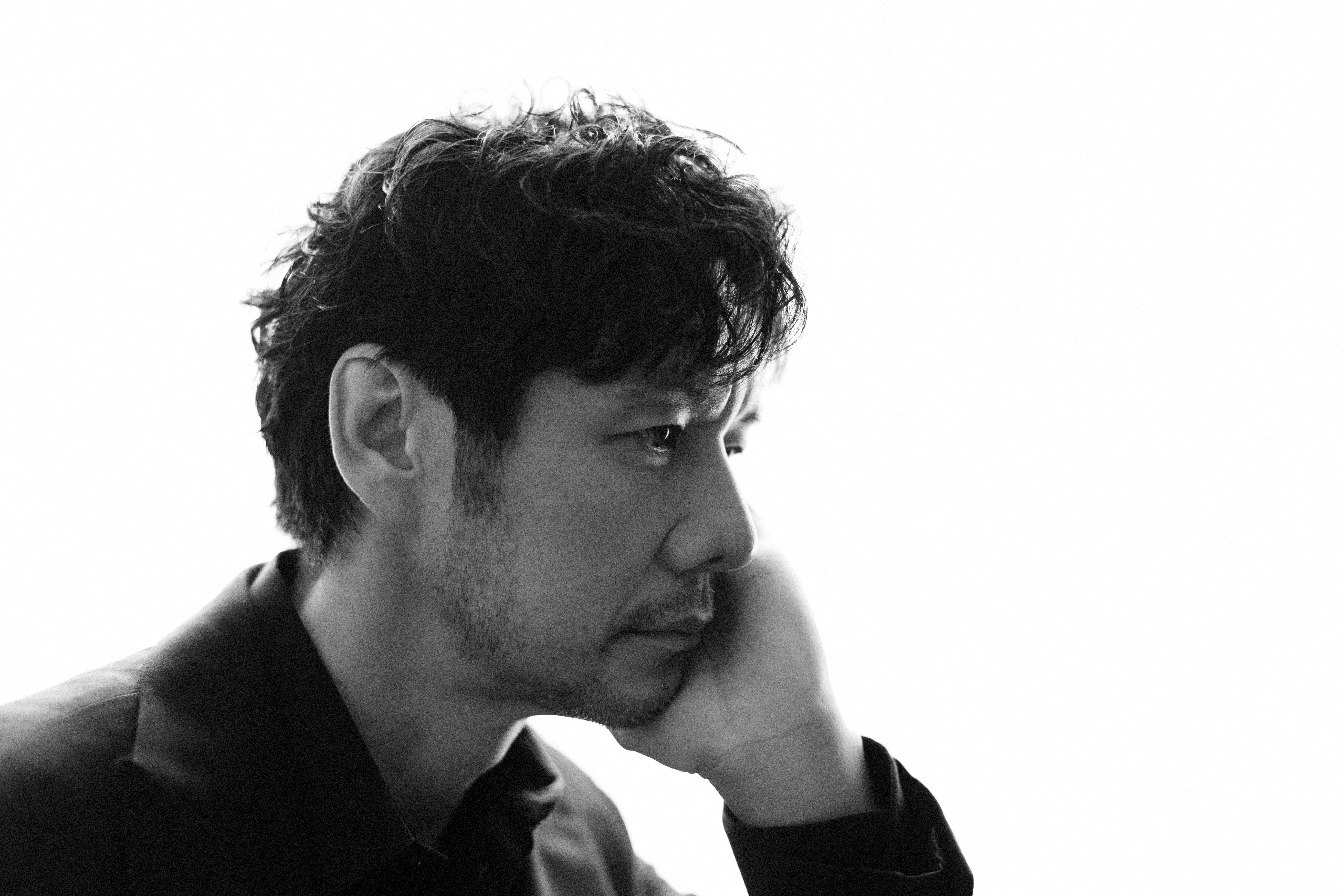 因為《最親愛的陌生人》，西島秀俊實際到了劇場廢墟拍攝，他說：「感受到一個時代的墜落，也體驗到沒有永恆這件事。」