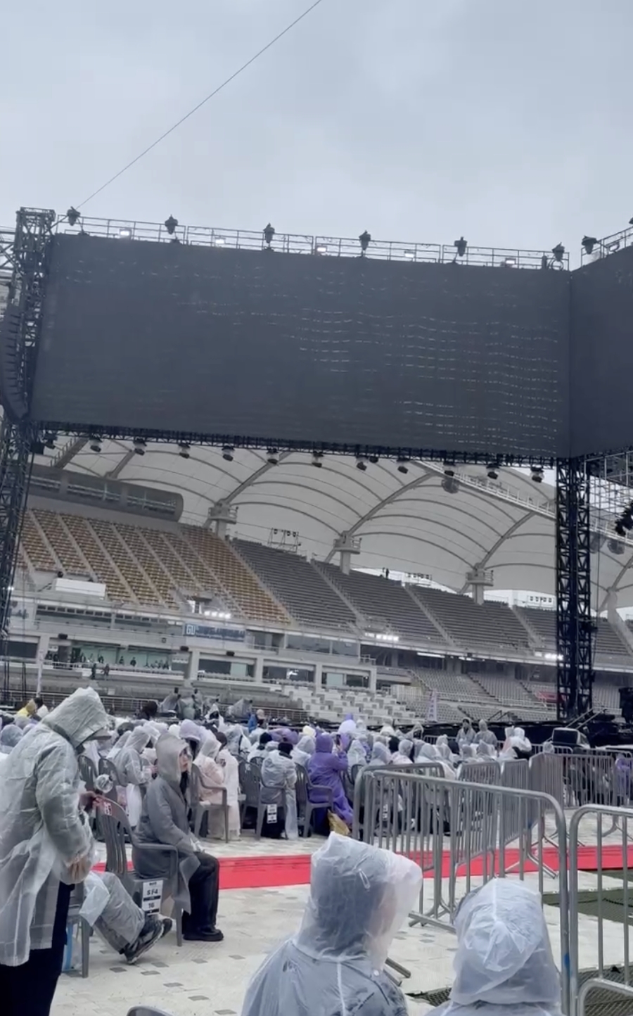 BTS演唱會在京畿道高陽體育場舉行，下雨澆不熄粉絲熱情，穿雨衣也要大聲應援。（讀者提供）