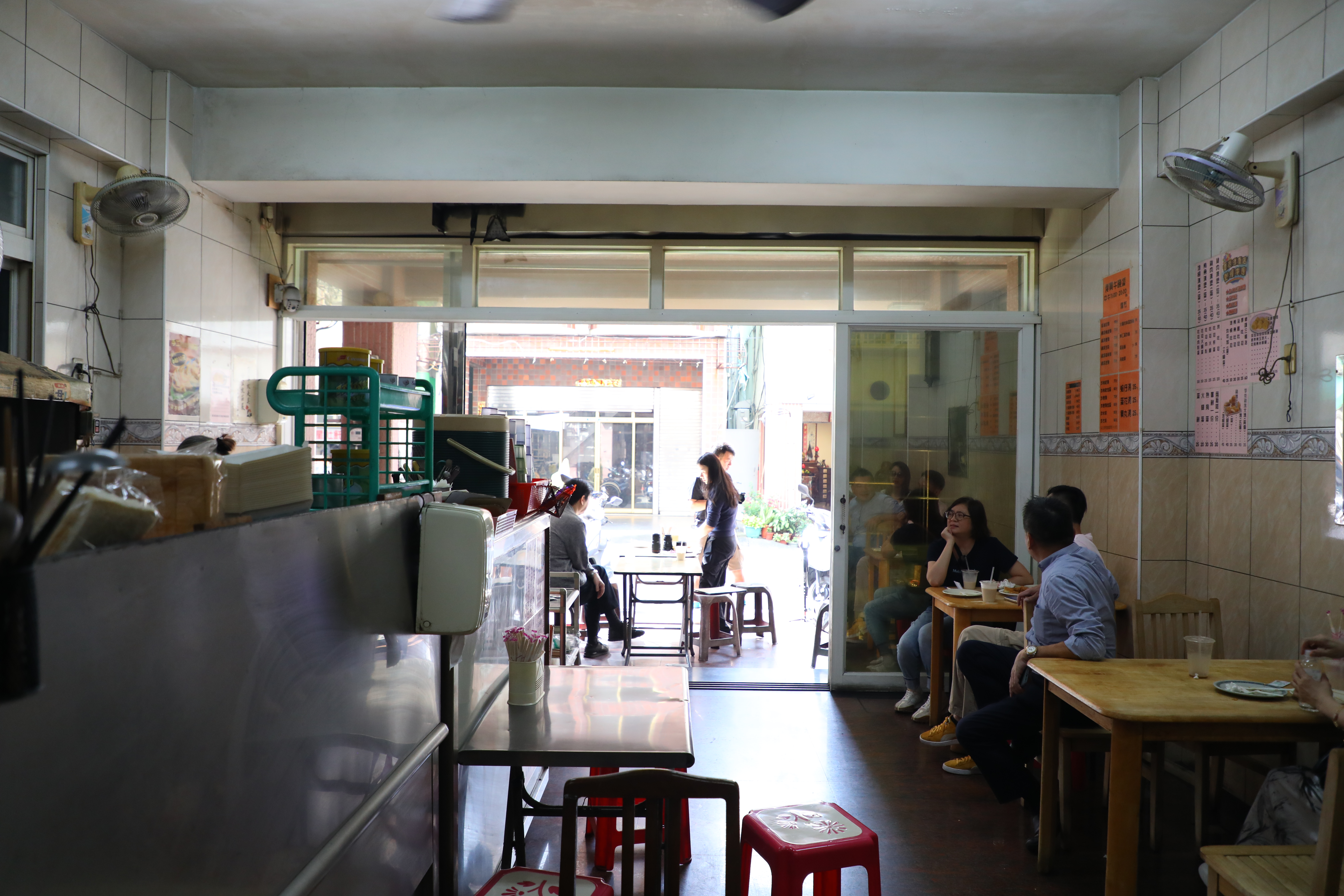 用餐空間非常樸素，就是尋常街角早餐店的模樣。