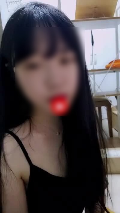 正妹直播到一半脫衣露奶，更被爆出是基層法警的身分。（翻自ext.fmkorea.com）
