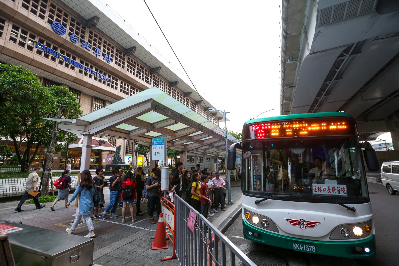 女網友發文抱怨跟男方初次約會，卻要自己搭公車赴約。（示意圖，本刊資料照）