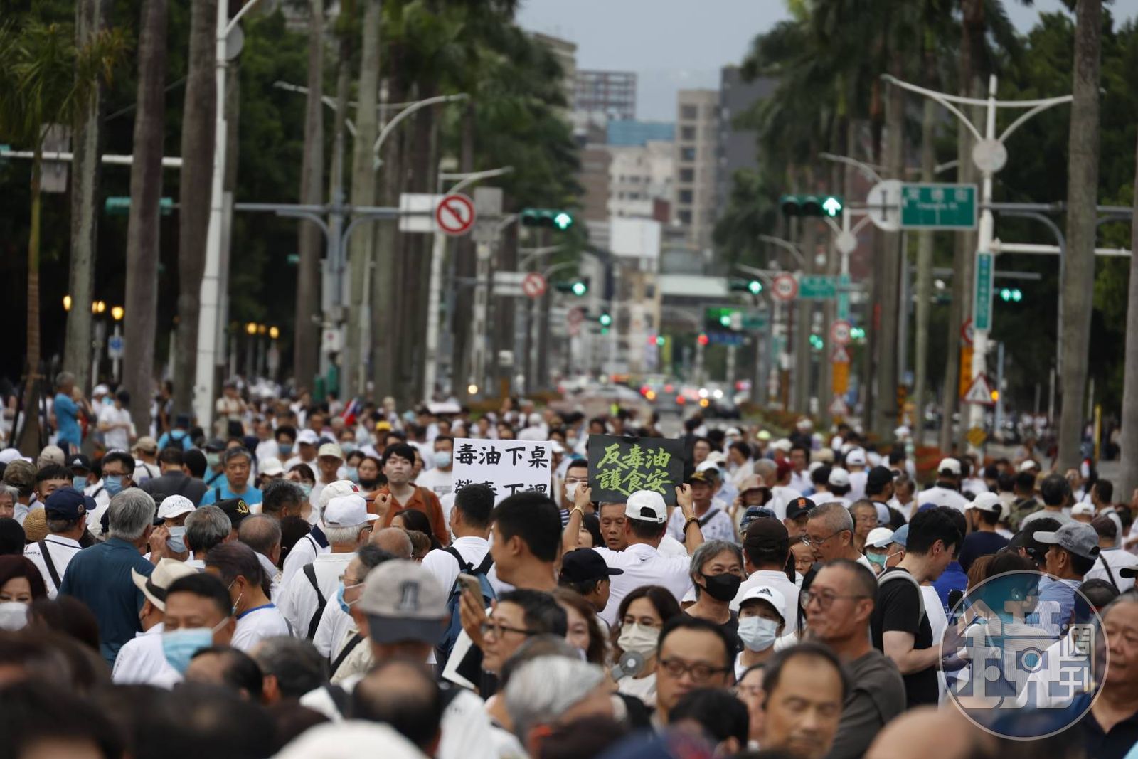 國民黨動員凱道「反毒油」!群眾擠爆景福門 主持人喊:破5萬人