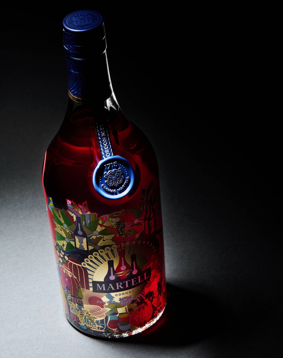 MARTELL Cordon Bleu 馬爹利藍帶 類別：干邑 產區：法國干邑區 特色：此酒的陳年年分與 X.O.同級，以代表著16世紀法國皇家與王政的「藍帶」命名，如今也是法國在參與國際外交等歷史時刻的酒款，被譽為「無法複製的傳奇干邑」。精選超過200款生命之水，採用高比例珍稀邊緣區的生命之水調和，有細膩圓潤口感與獨特細緻花香，蘊含蜂蜜、水果與烘烤過的可可香調，略帶紫羅蘭香氣，入口迸發美味花果香與摩卡咖啡氣。 酒精：40% 建議售價：約NT$4,880。
