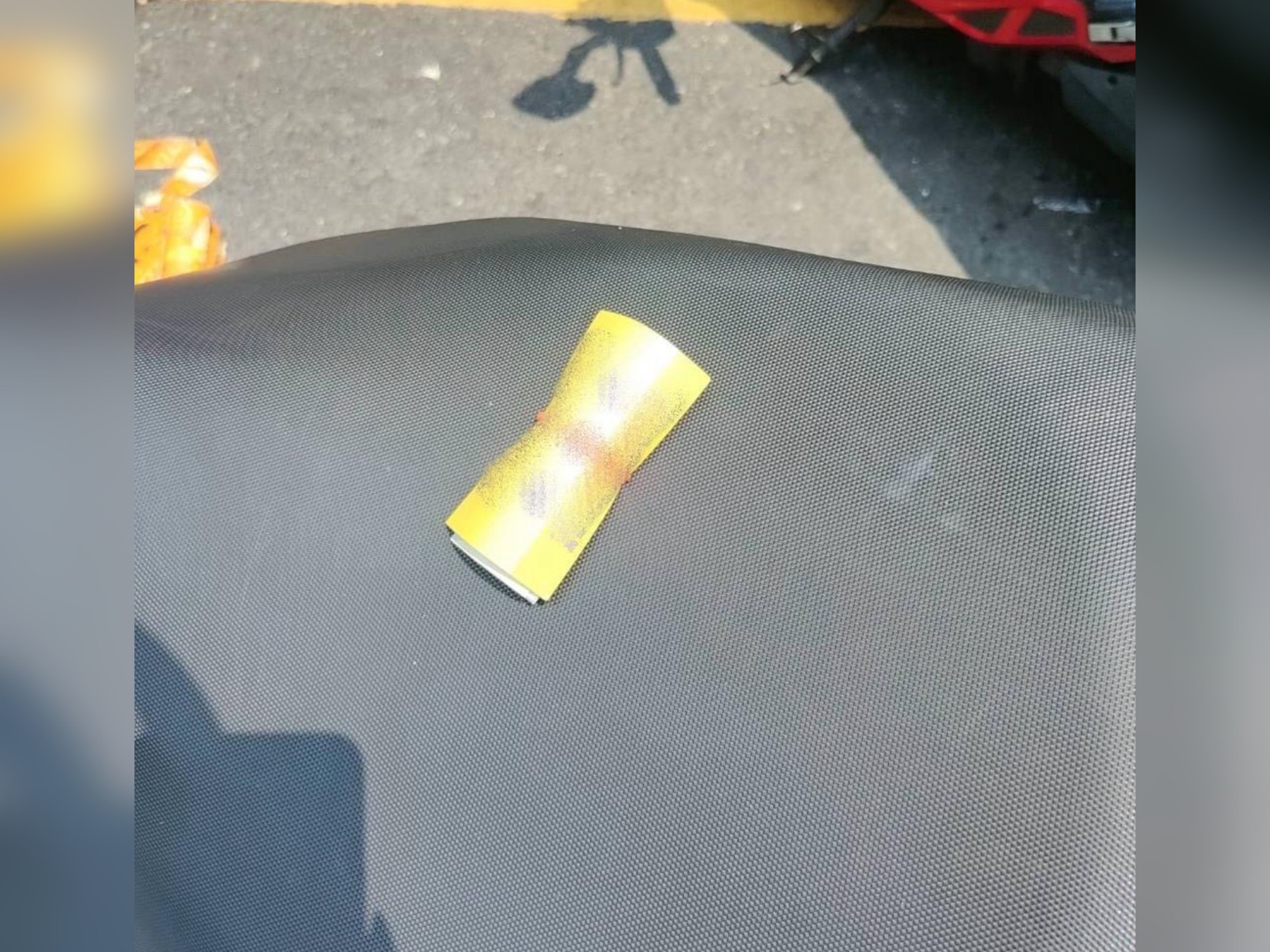 高雄一名李姓男子在機車座墊發現可疑名片綑上500元真鈔，向警方報案。高雄市刑大警方提醒，這可能是歹徒設局犯案，呼籲民眾提高警覺。（翻攝畫面）