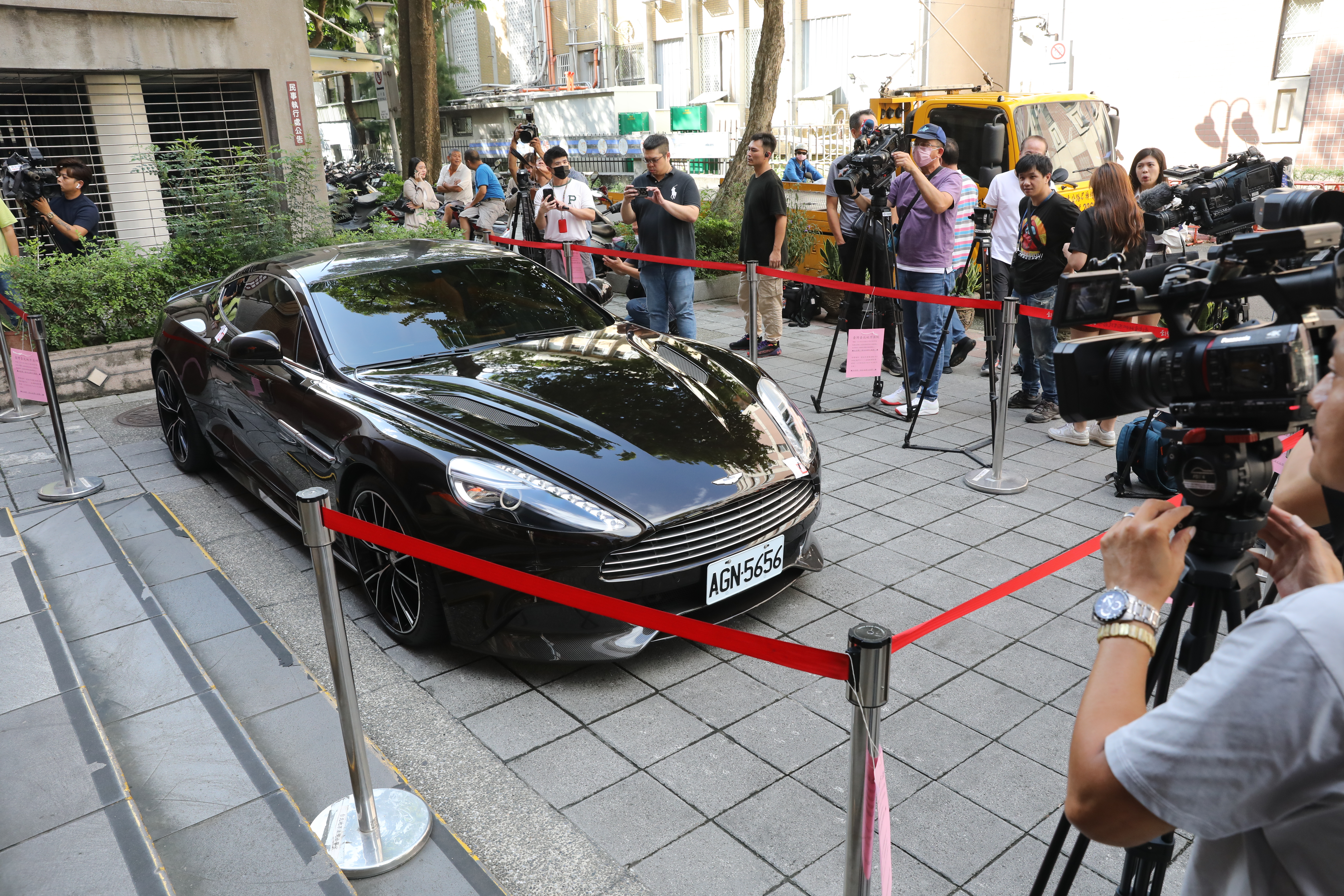 大S與汪小菲昔日的ASTON MARTIN愛車，新車價1,680萬元，不過今遭法拍。