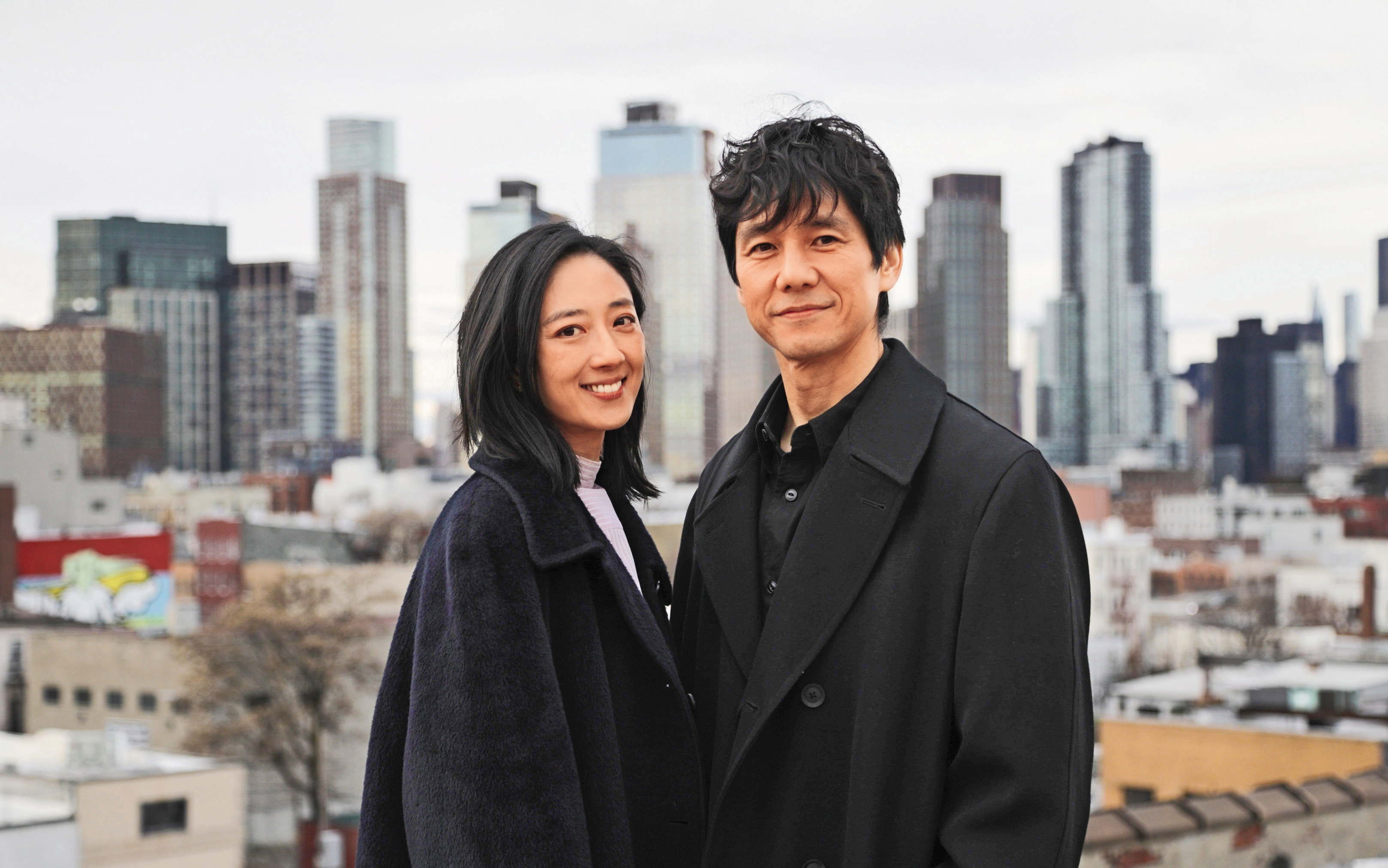 西島秀俊（右）、桂綸鎂（左）主演電影《最親愛的陌生人》，電影在紐約拍攝，兩人也以英語演出夫妻。（甲上娛樂提供）