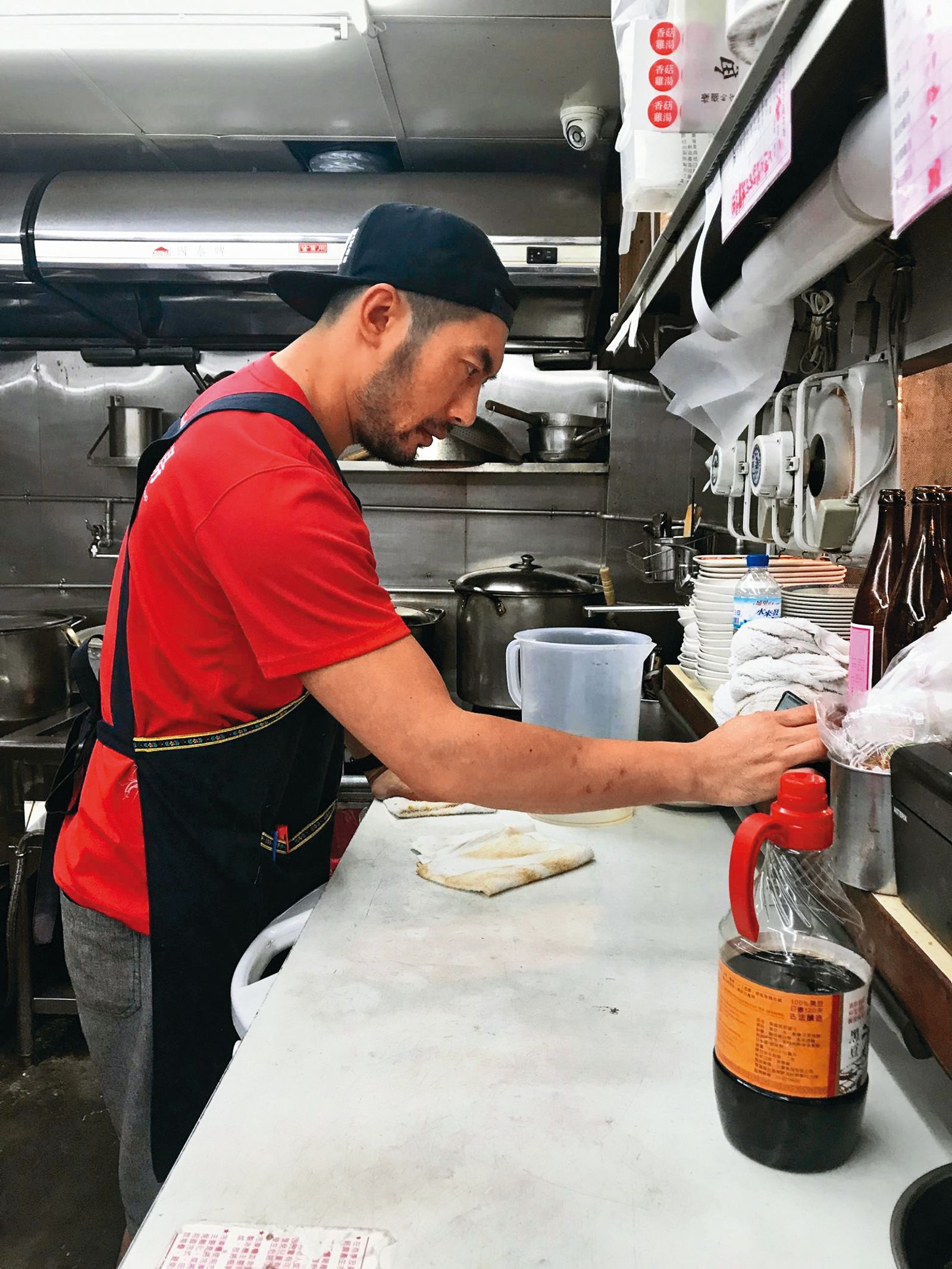 邱隆杰開設「牛肉麵‧雞湯」是排隊名店，選在晚餐至宵夜時間營業，概念是「為了端上一碗美味的牛肉麵和溫暖的雞湯給夜歸的人」。（翻攝自牛肉麵‧雞湯臉書）