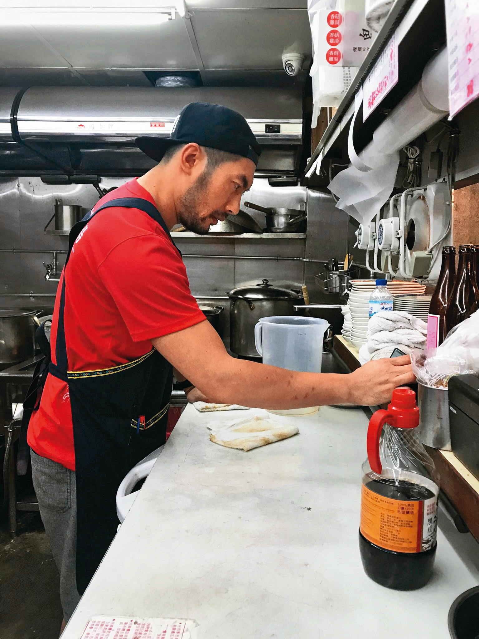 邱隆杰開設「牛肉麵‧雞湯」是排隊名店,選在晚餐至宵夜時間營業,概念是「為了端上一碗美味的牛肉麵和溫暖的雞湯給夜歸的人」。(翻攝自牛肉麵‧雞湯臉書)