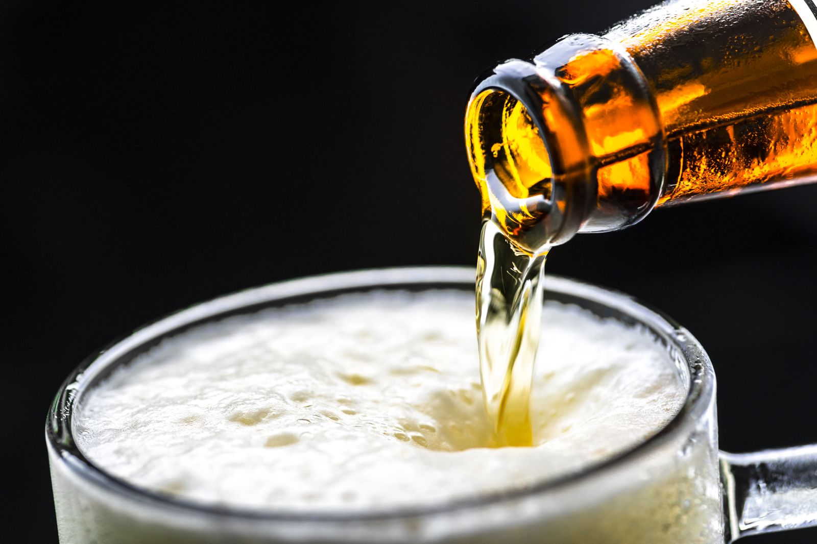 開放營區適度飲酒?國防部證實審慎評估中。(示意圖;freepik)