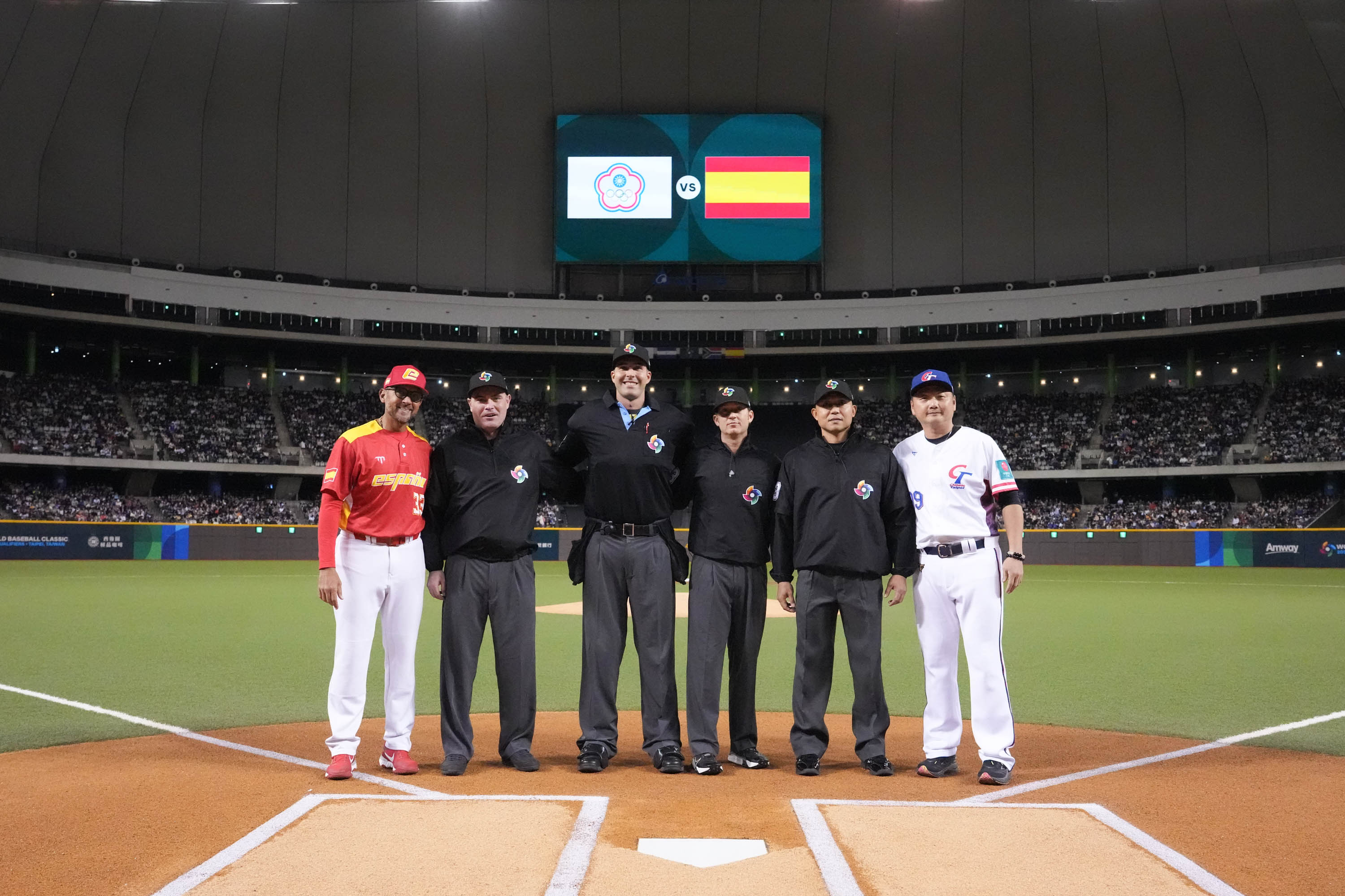 有觀眾注意到，大巨蛋螢幕上的西班牙國旗，和一般常見的樣式有所不同。（中華棒協提供）