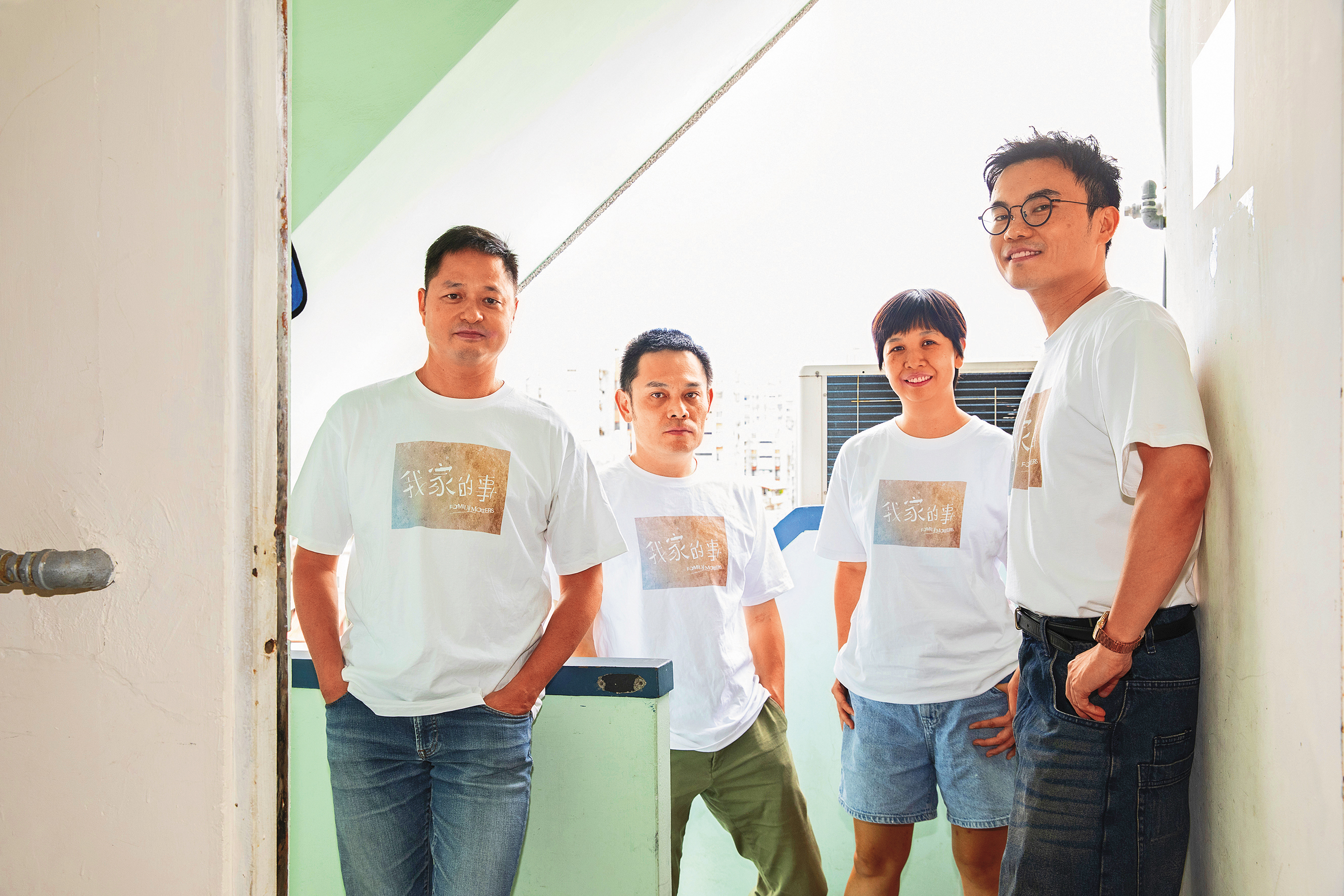 監製鄭有傑（左起）、蔡宗翰與謝君堯以各自專業，協助新銳導演潘客印（右一）完成首部電影。