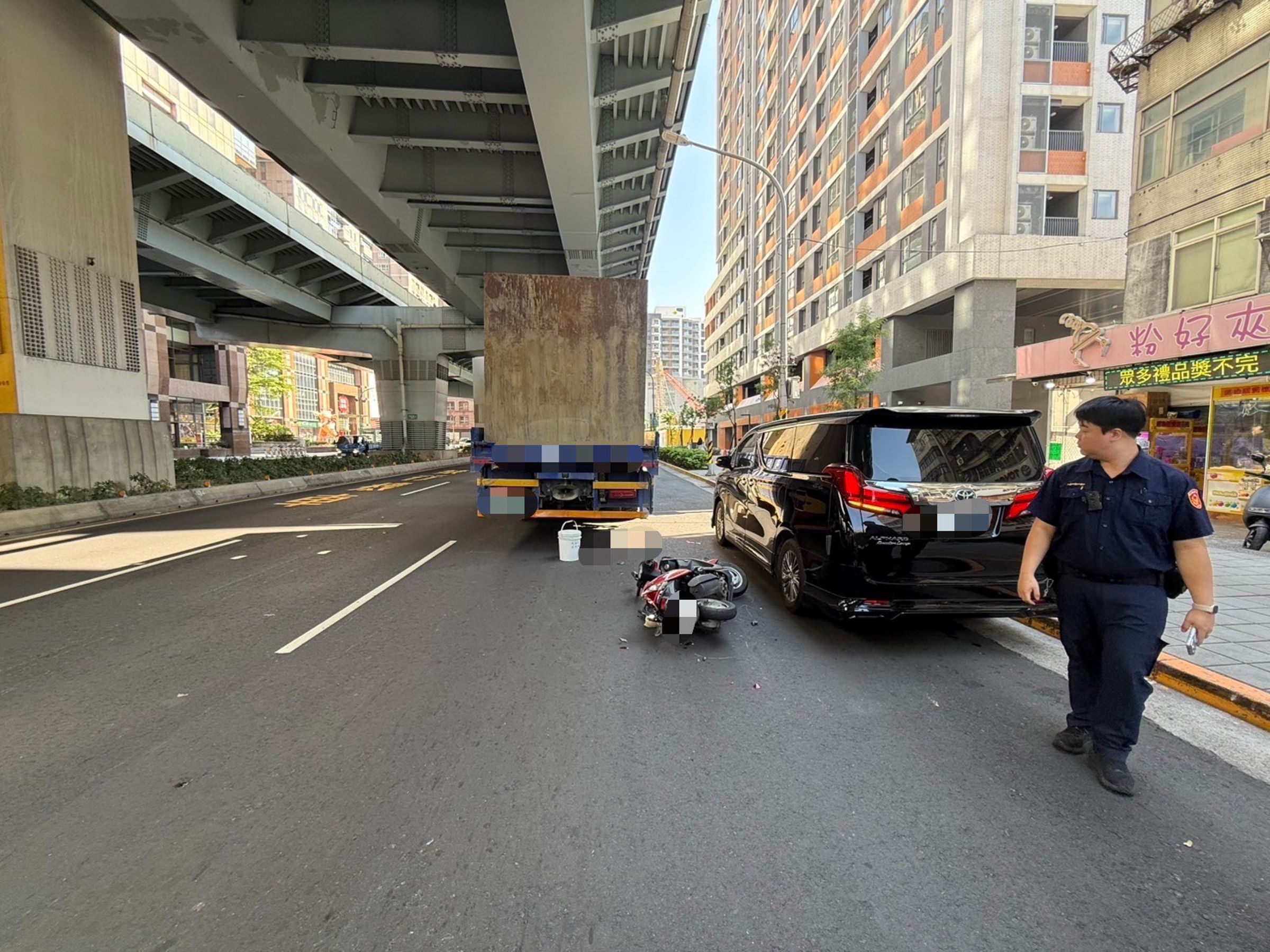 新北卡車、機車碰撞，女騎士遭輾過。（翻攝畫面）