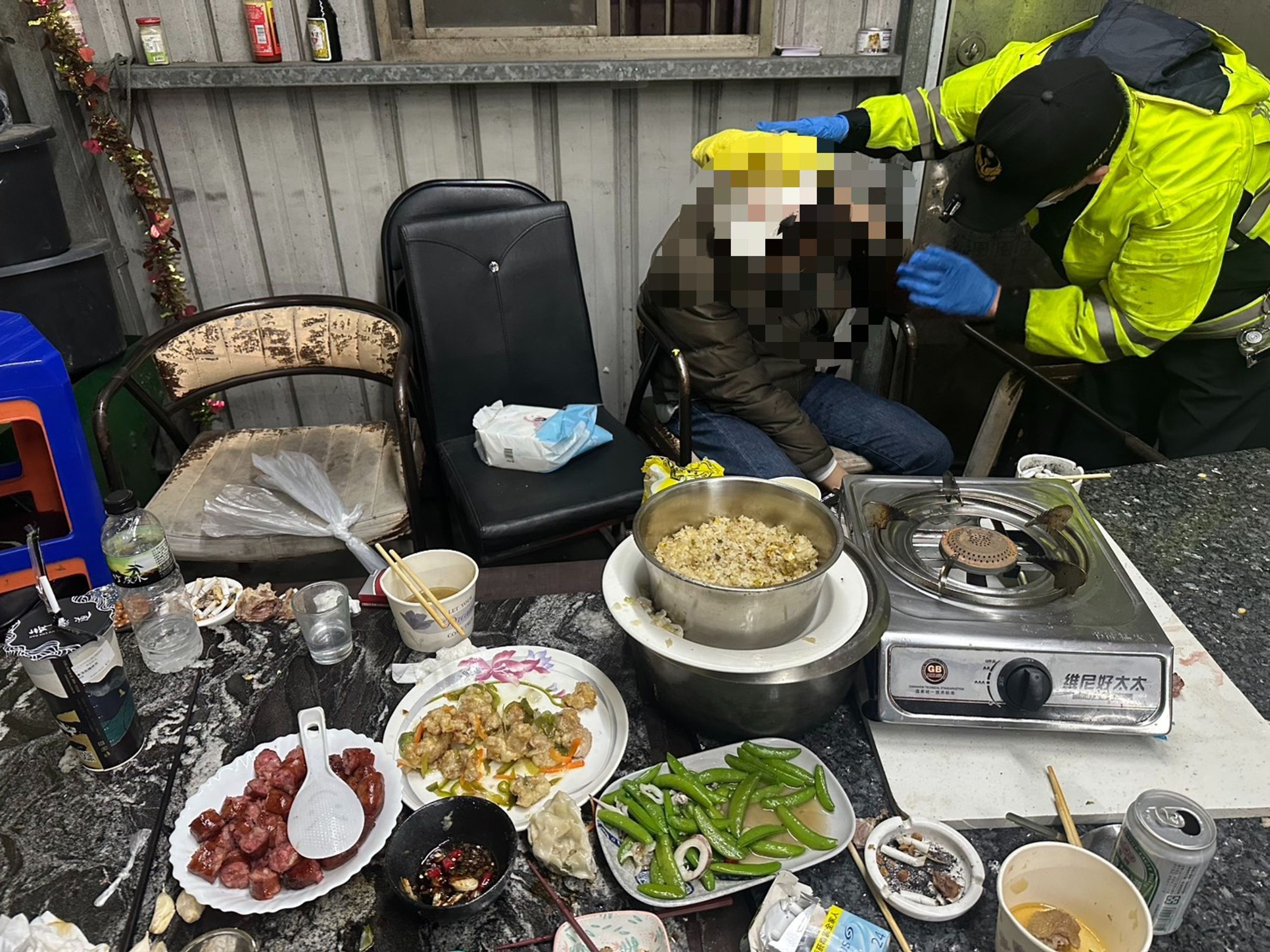 警方趕抵案發檳榔攤，現場一片狼藉，趕緊壓制游男並協助傷者送醫。（翻攝畫面）