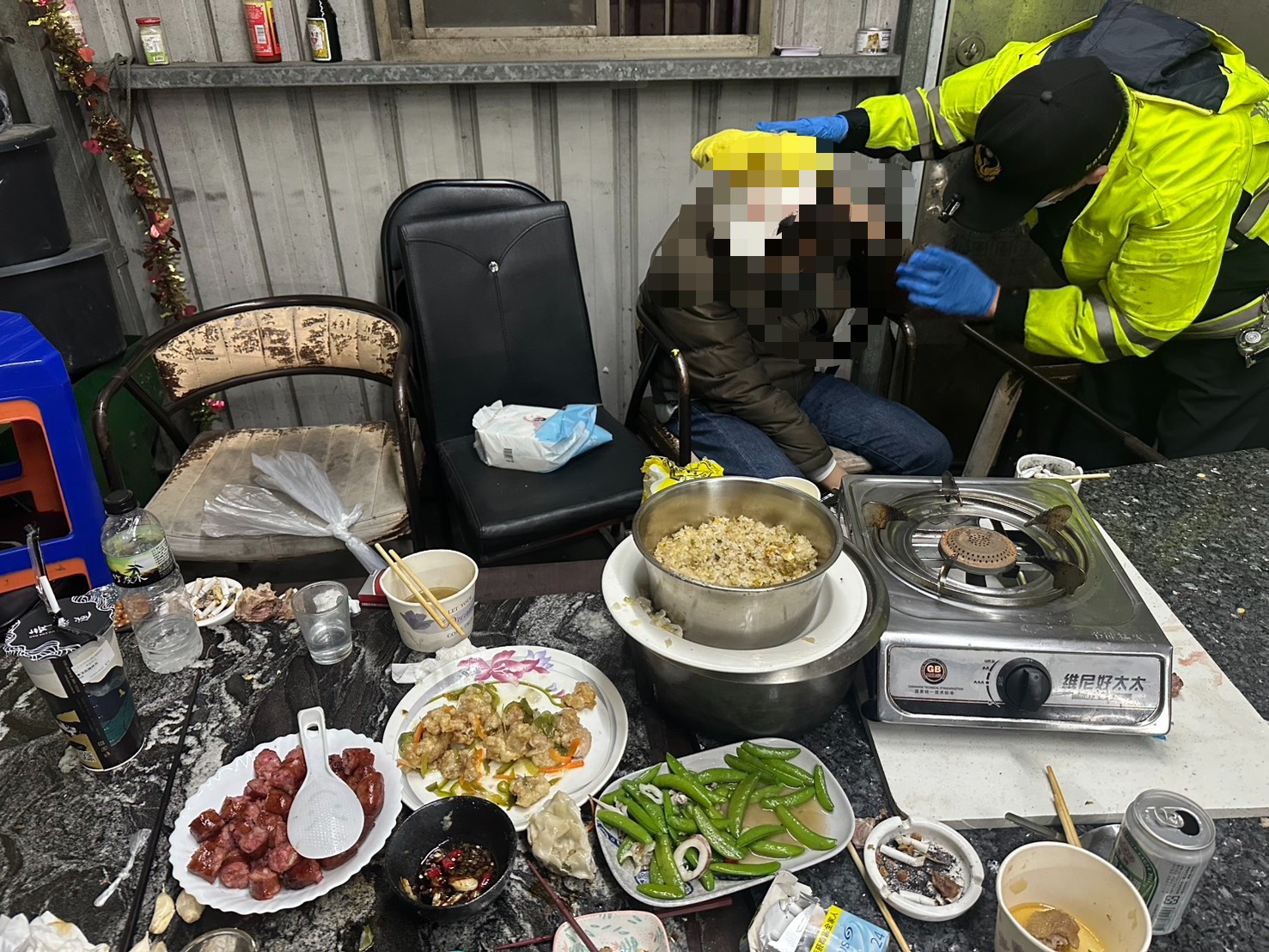 警方趕抵案發檳榔攤，現場一片狼藉，趕緊壓制游男並協助傷者送醫。（翻攝畫面）