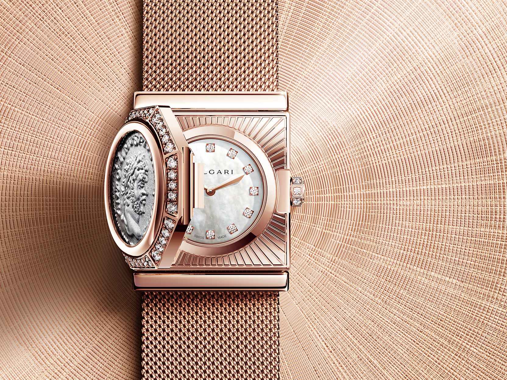 BVLGARI
Maglia Milanese Monete
古幣在寶格麗珠寶佔有重要地位，也曾經多次出現在珠寶腕錶之上。而這枚最新古幣神秘腕錶，搭載寶格麗微型機芯Piccolissimo BVP100，直徑僅13.50毫米、厚度2.50毫米，重量僅1.9公克，卻內含102個精密零件，體現極致微型製錶工藝。並首度結合米蘭錶帶的傳統工藝，透過精湛技藝展現細膩而柔韌的特性。
