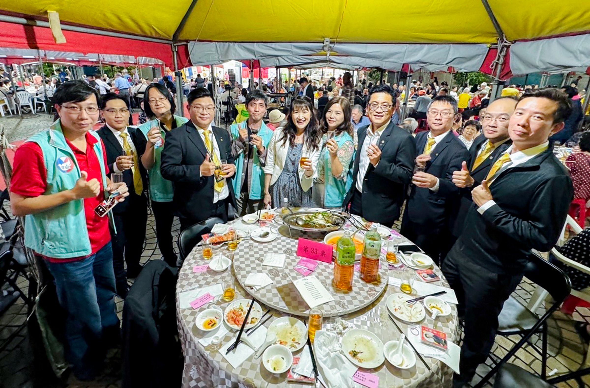 台北市建安國小校長蔡舒文（圖中）與永慶房屋，一起謝謝群英里的長者們奉獻一生，為社區建立宜居的生活環境。
