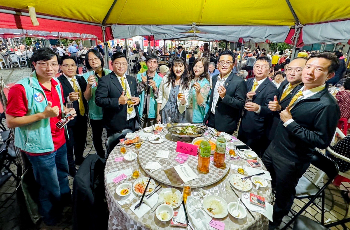 台北市建安國小校長蔡舒文（圖中）與永慶房屋，一起謝謝群英里的長者們奉獻一生，為社區建立宜居的生活環境。