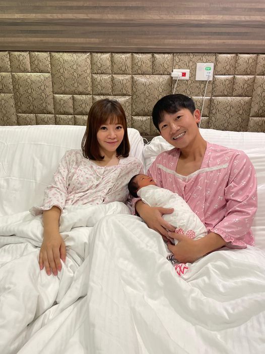 蔡昌憲日前分享穿哺乳衣抱女兒的逗趣畫面。(翻攝臉書)