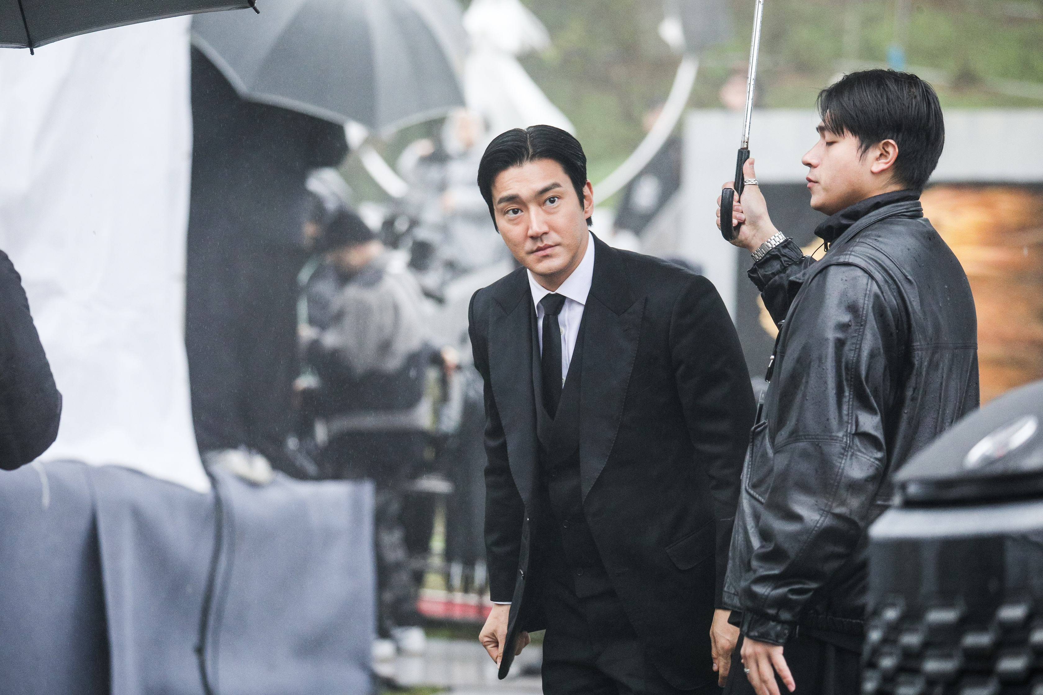 始源身穿黑色西裝、繫上黑色領帶現身。（鏡報鄒保祥攝）