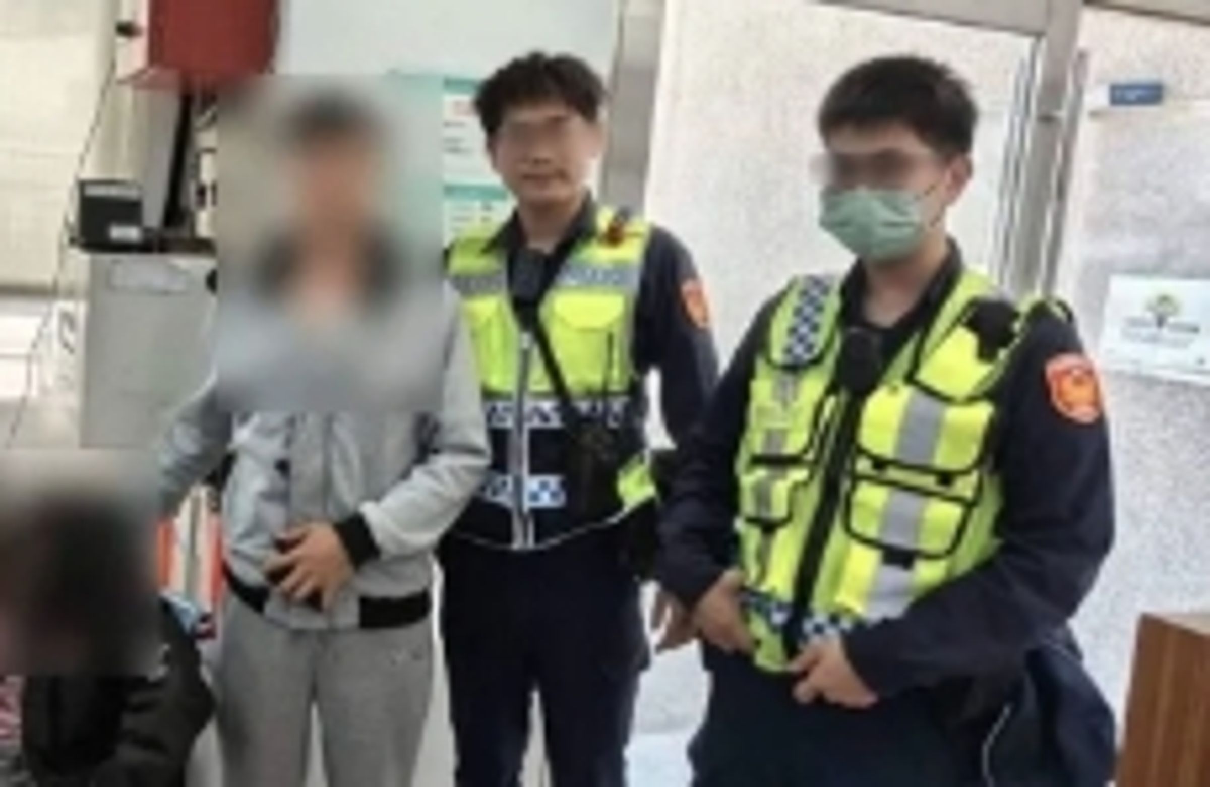 一名25歲年輕警員(右)昨日中午到操場自主訓練突然猝死。(翻攝畫面)