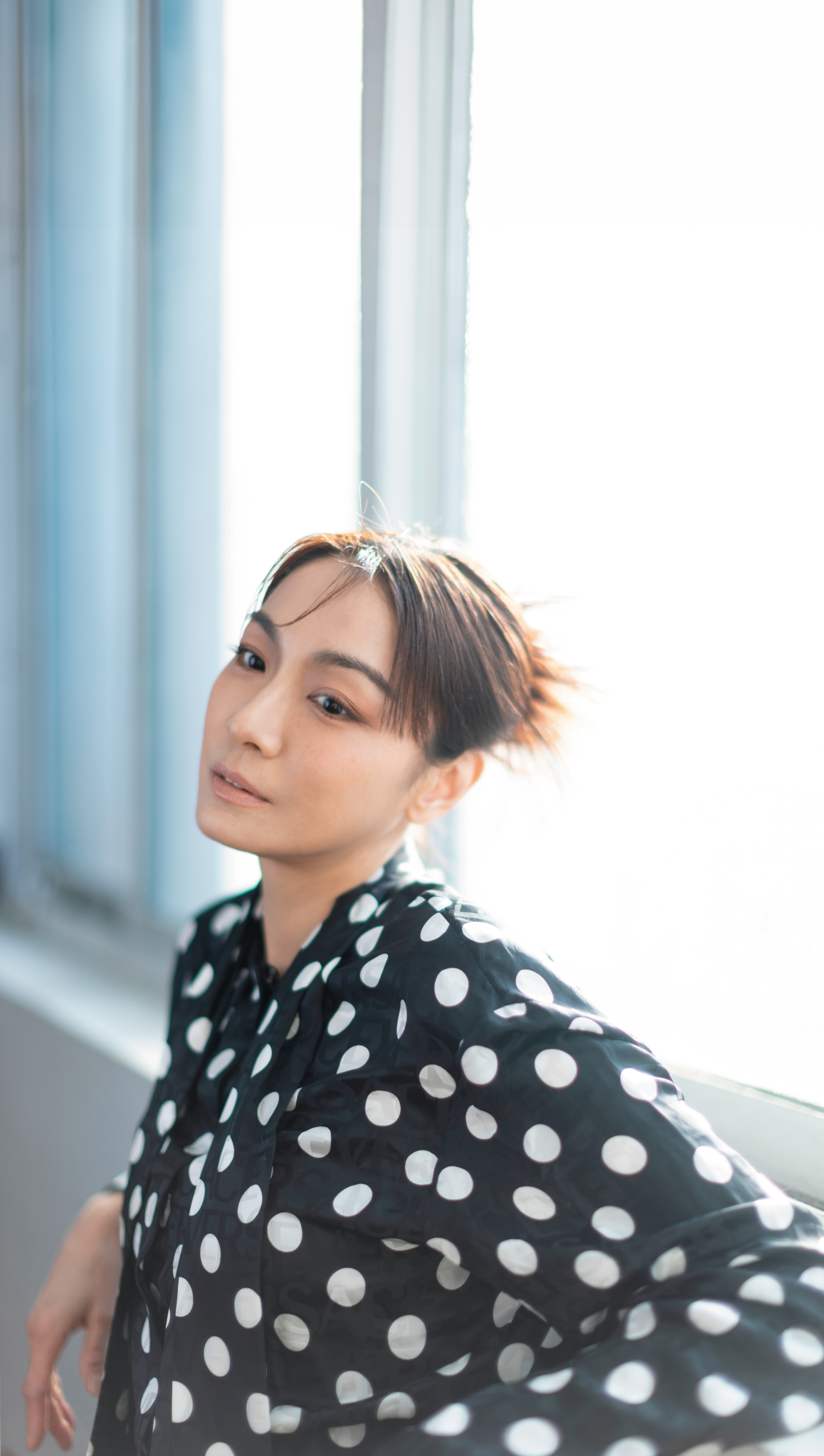因為拍戲被呼巴掌而導致內耳失衡的後遺症。江祖平說，她在家中沙發旁總是有個墜子，讓她分辨是自己暈，或是真的在地震。