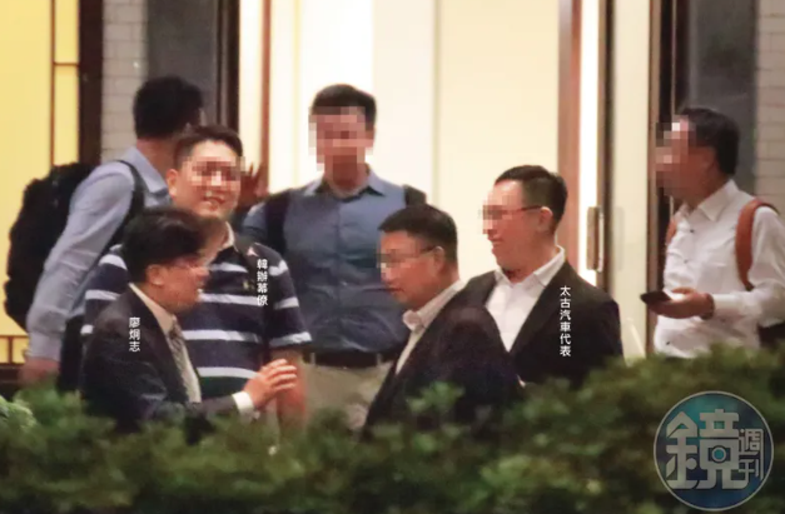 餐敘結束，太古汽車代表與韓辦幕僚、廖炯志在等車時暢聊。