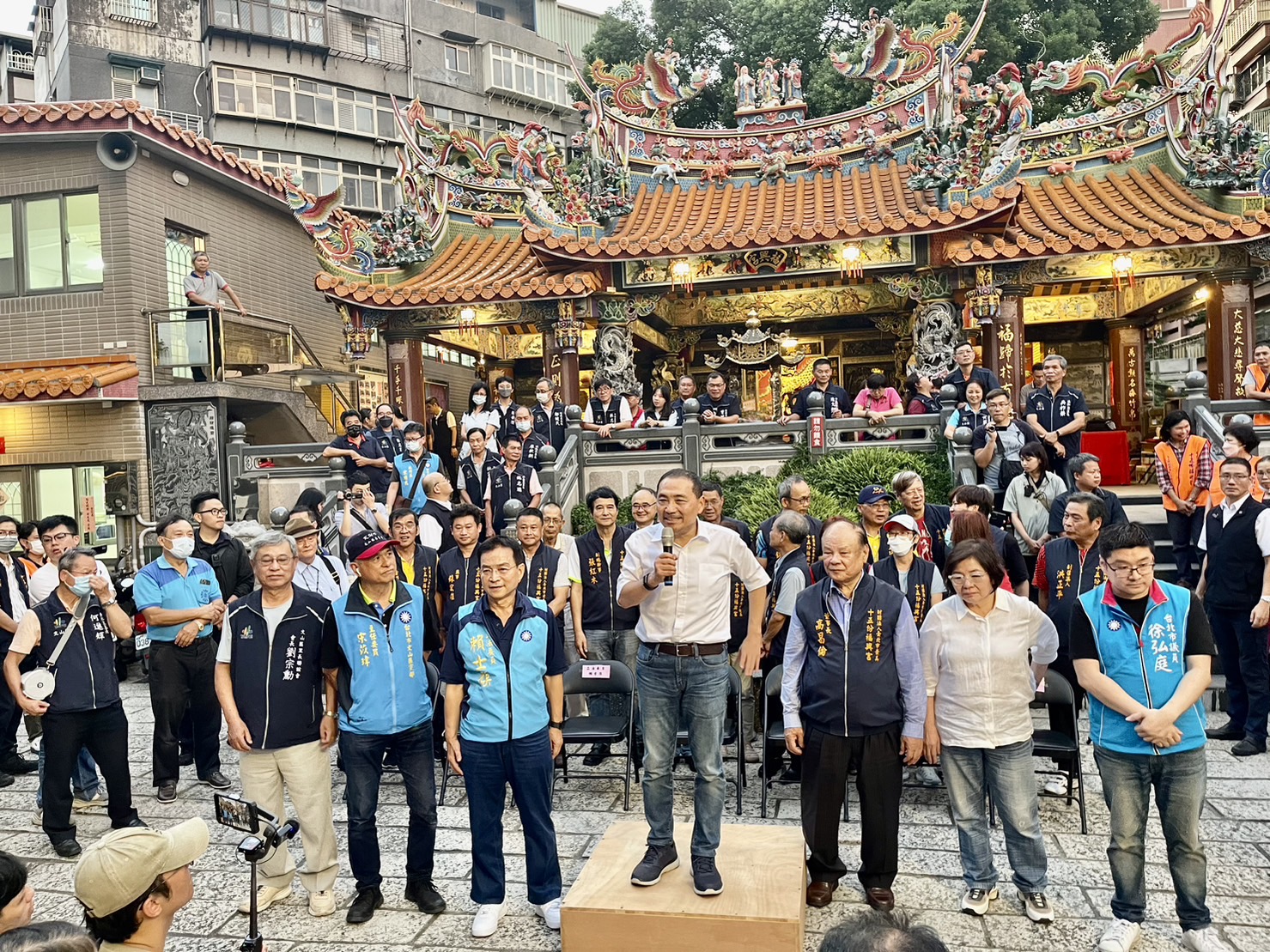 圖為2024年總統大選，藍營候選人侯友宜前往福興宮祈福。（高揚凱提供）
