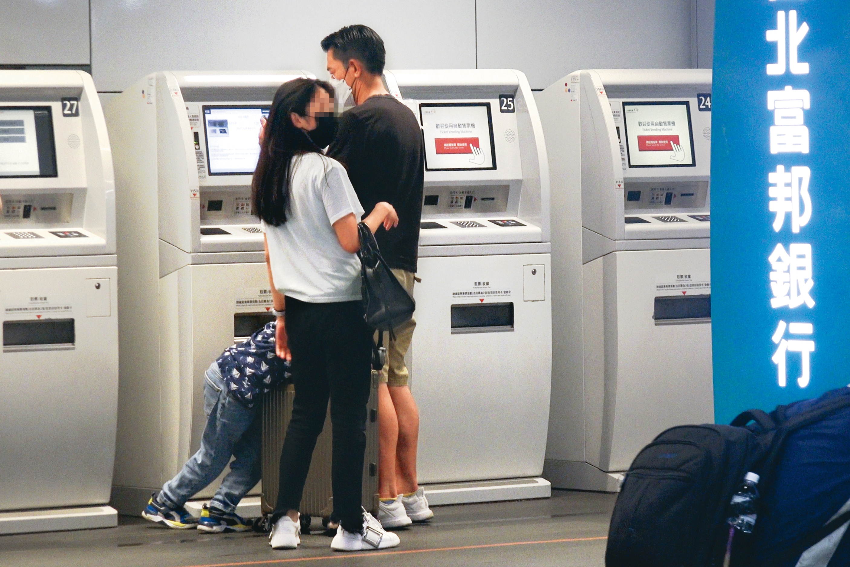 柯叔元（右）買高鐵票時，Rachel和小孩在旁等待。