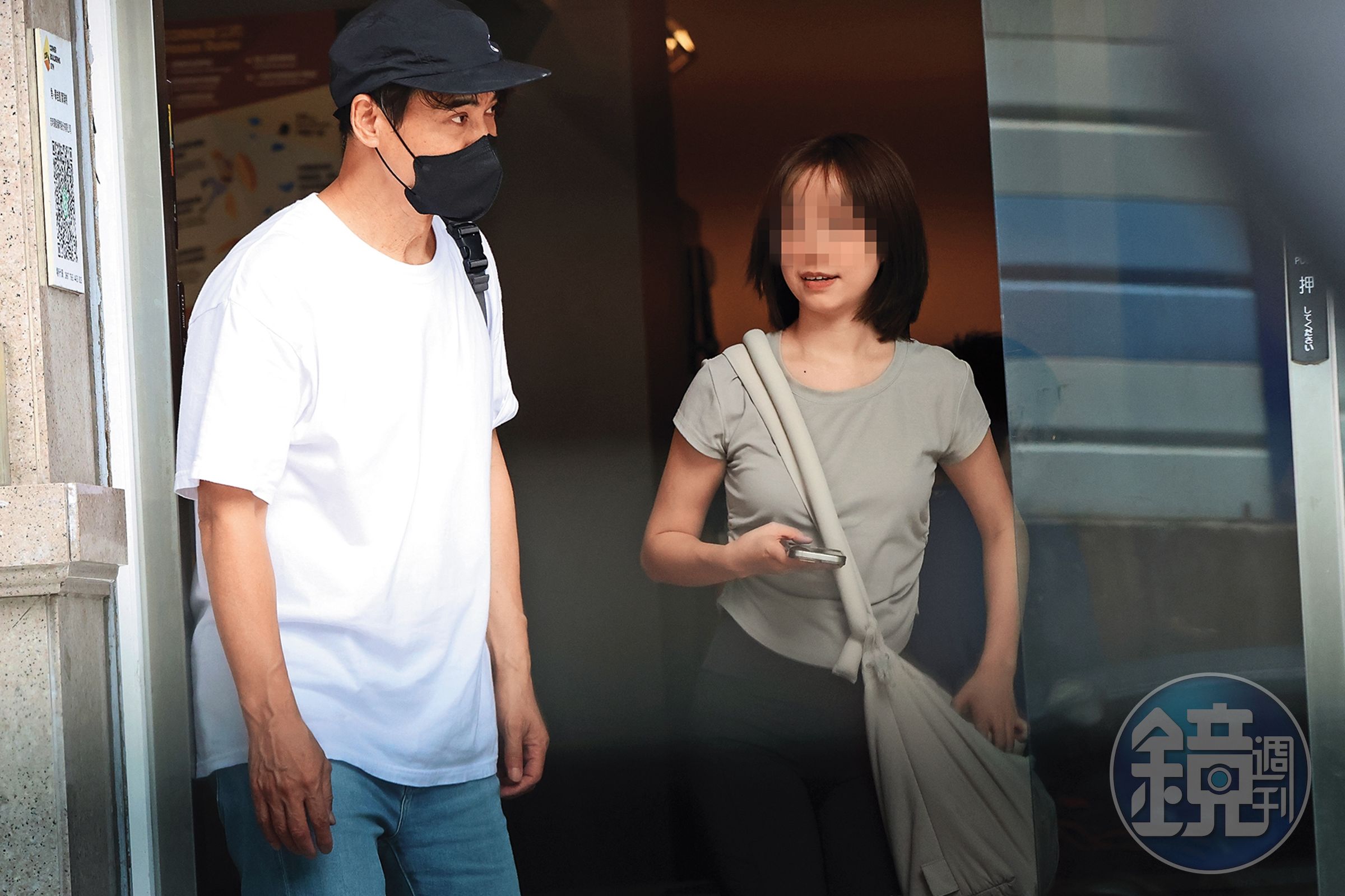 14：53，翁家明走出大門時很低調，還戴上口罩；嫩妹則外型俏麗，並被起底是生技千金。