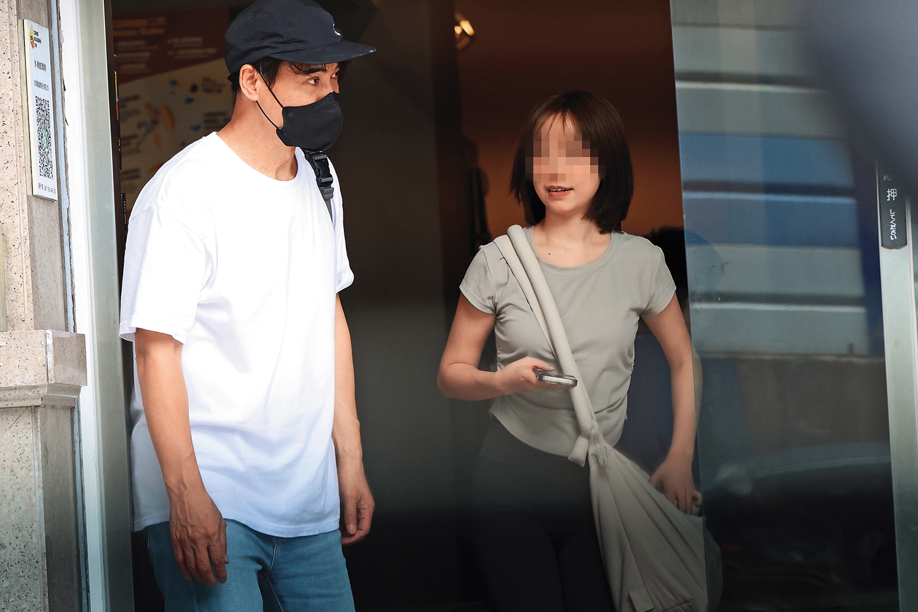 8月16日14：53，翁家明走出大門時很低調，還戴上口罩；嫩妹則外型俏麗，並被起底是生技千金。