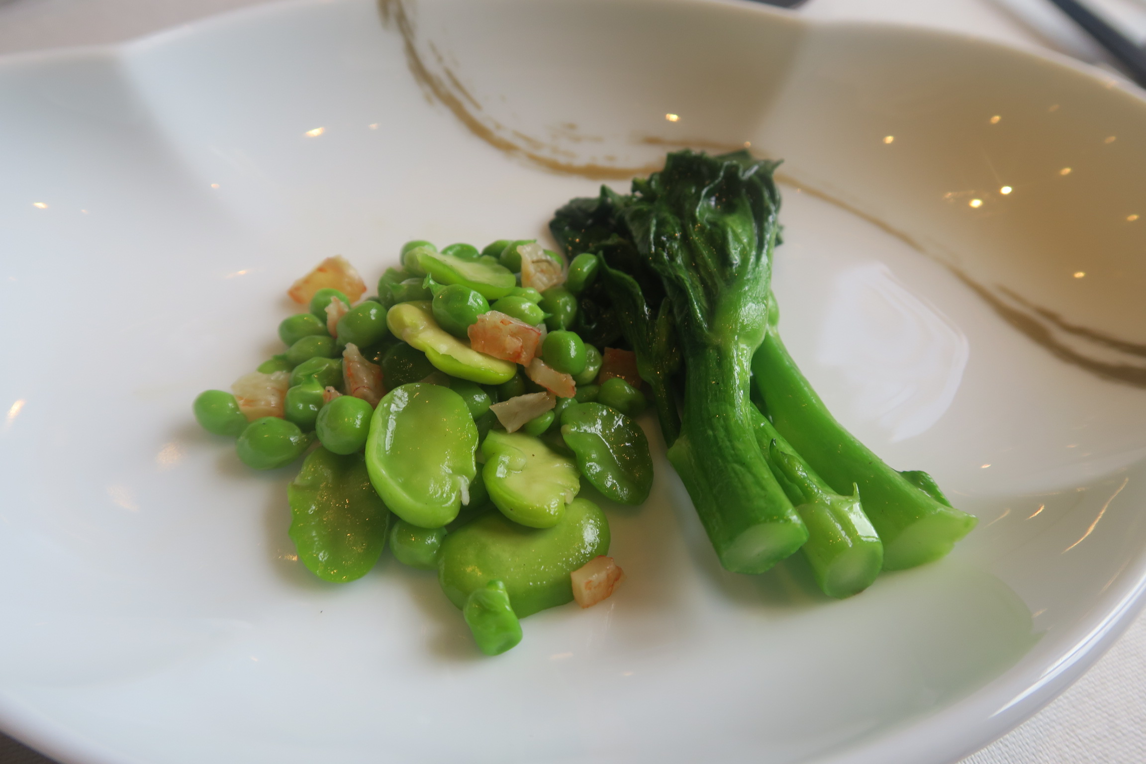 今天的蔬菜是火燒蝦拌炒蠶豆、甜豆，很有春天的感覺。