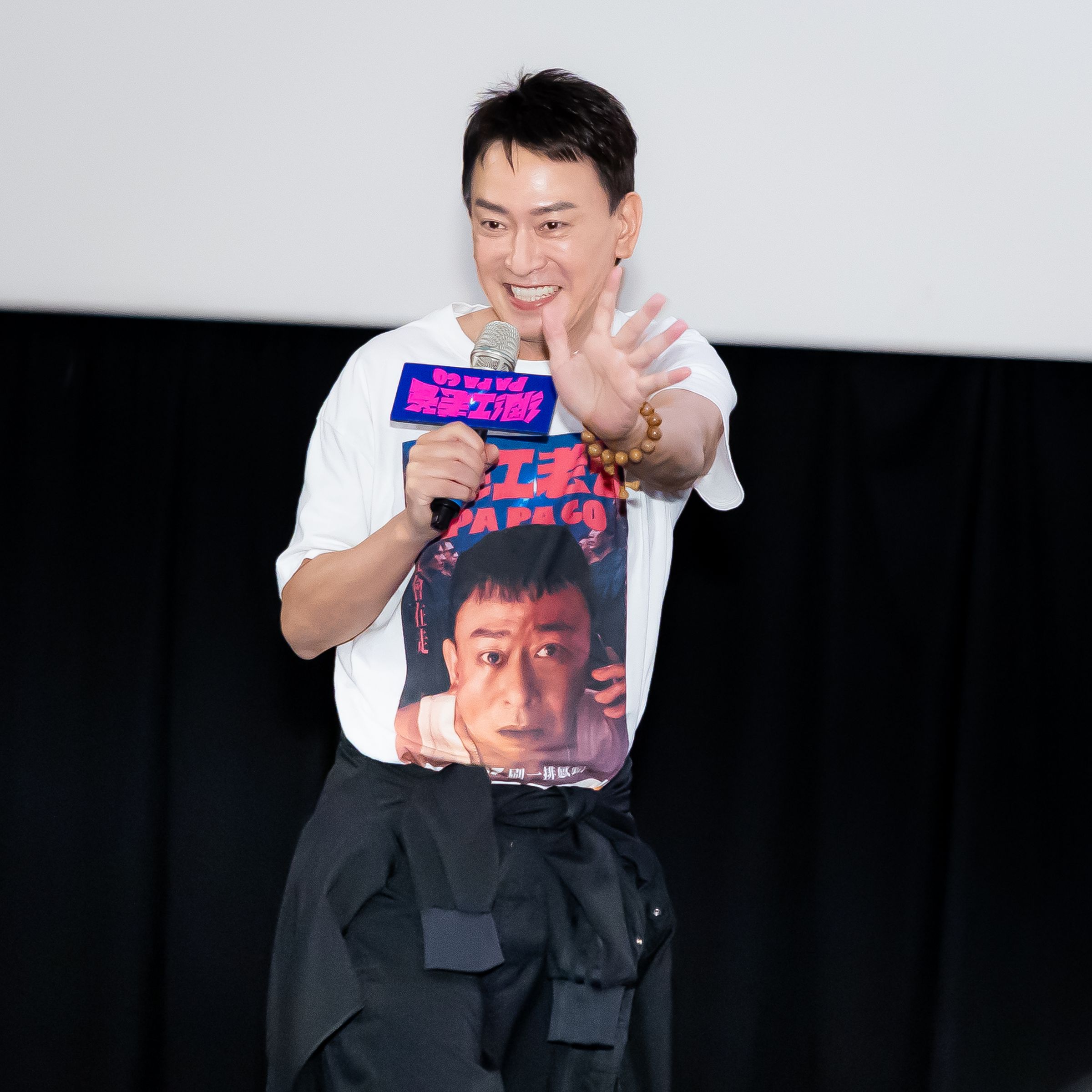 票房擔當王識賢搭遊覽車跑遍全台宣傳《網紅老爸》，參與86場座談，從一開始沒觀眾到現在滿座。（曼尼娛樂提供）