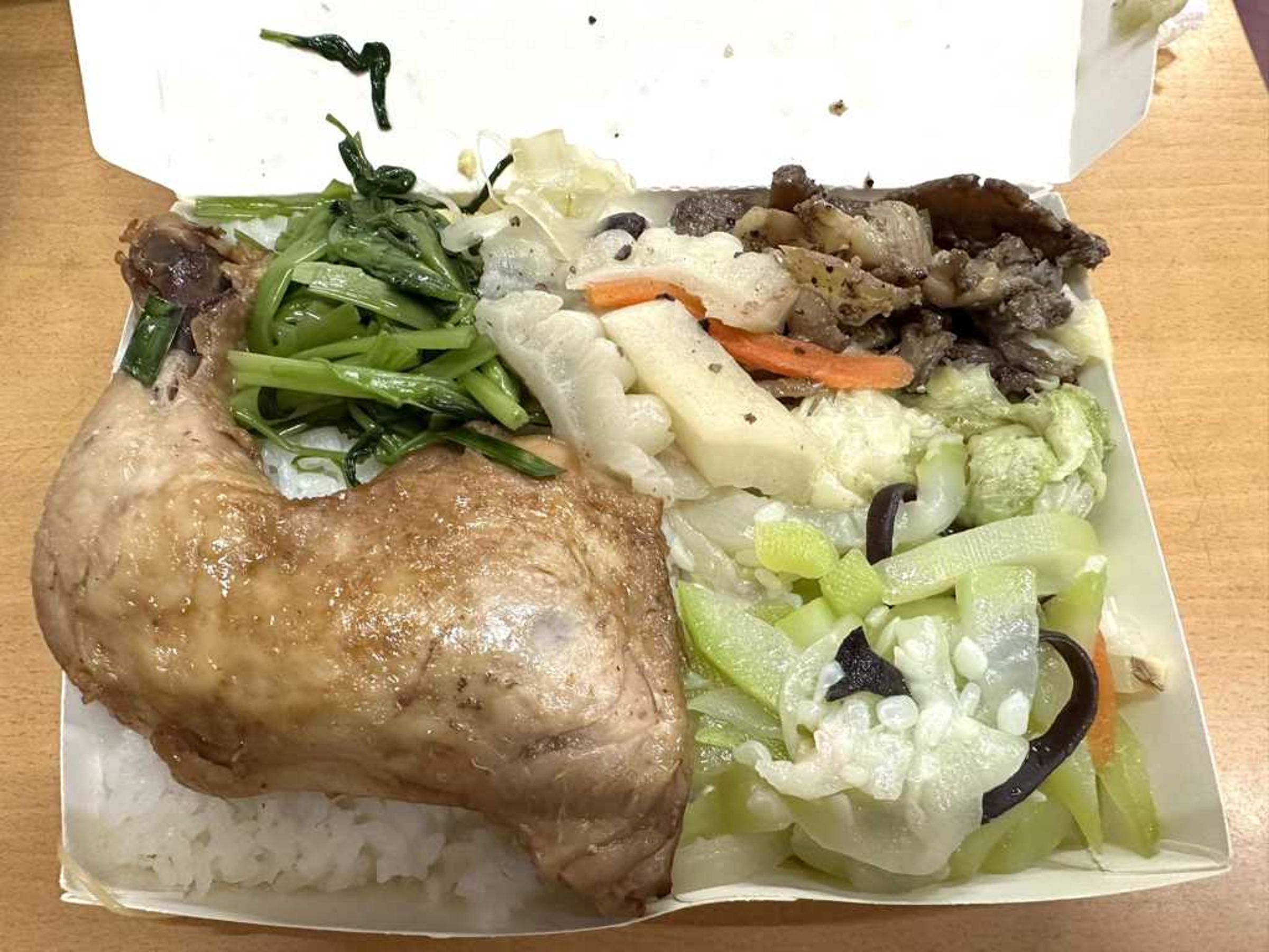 網友在社團曬出「大雞腿便當」，佛心價竟然只要60元。（翻攝自「爆廢1公社」）