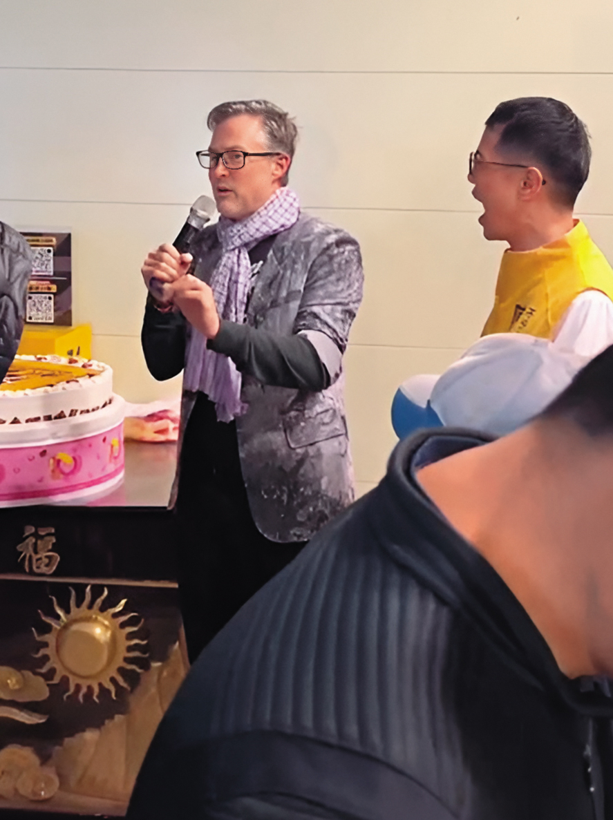 夏克立在耶誕節前夕，意外被發現與時代力量不分區立委候選人同台。（讀者提供）