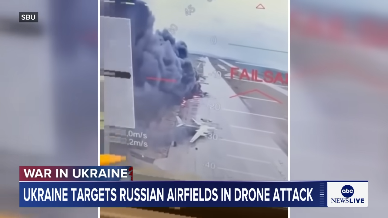 貝拉雅空軍基地起火現場，疑似有軍機爆炸畫面。（翻攝自ABC News）