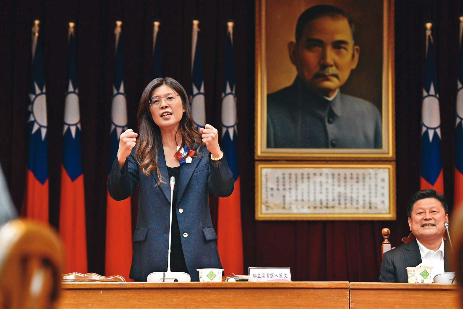 國民黨選出在統獨與國家認同的光譜上最極端的政治人物—鄭麗文,讓想選舉的人帶著忐忑不安的心情。(鏡報李智為)