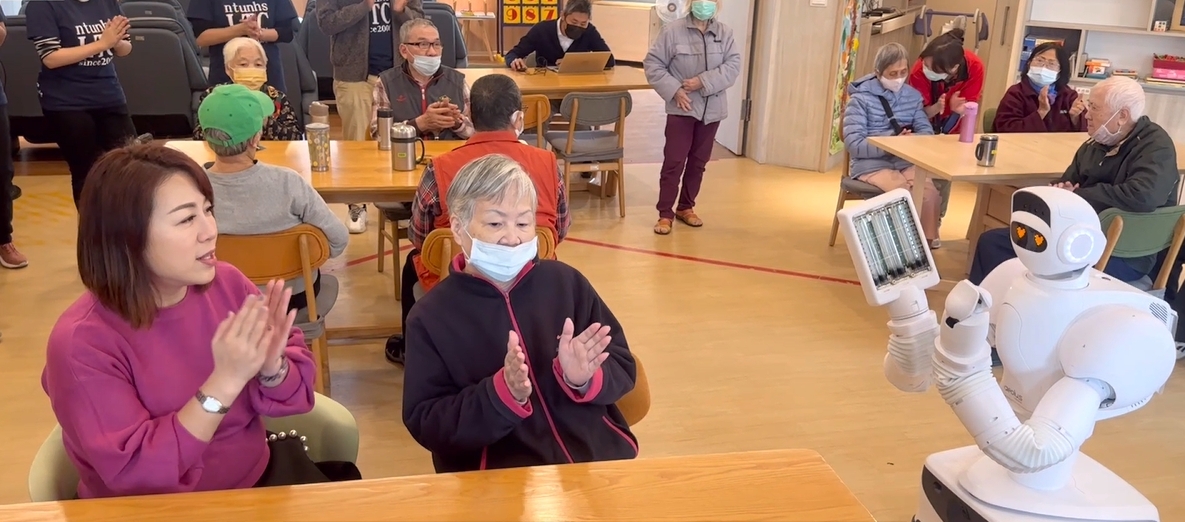 新北市議員劉美芳（左一）前往公共托老中心探視，了解AI機器人實際運作的狀況。（劉美芳服務處提供）