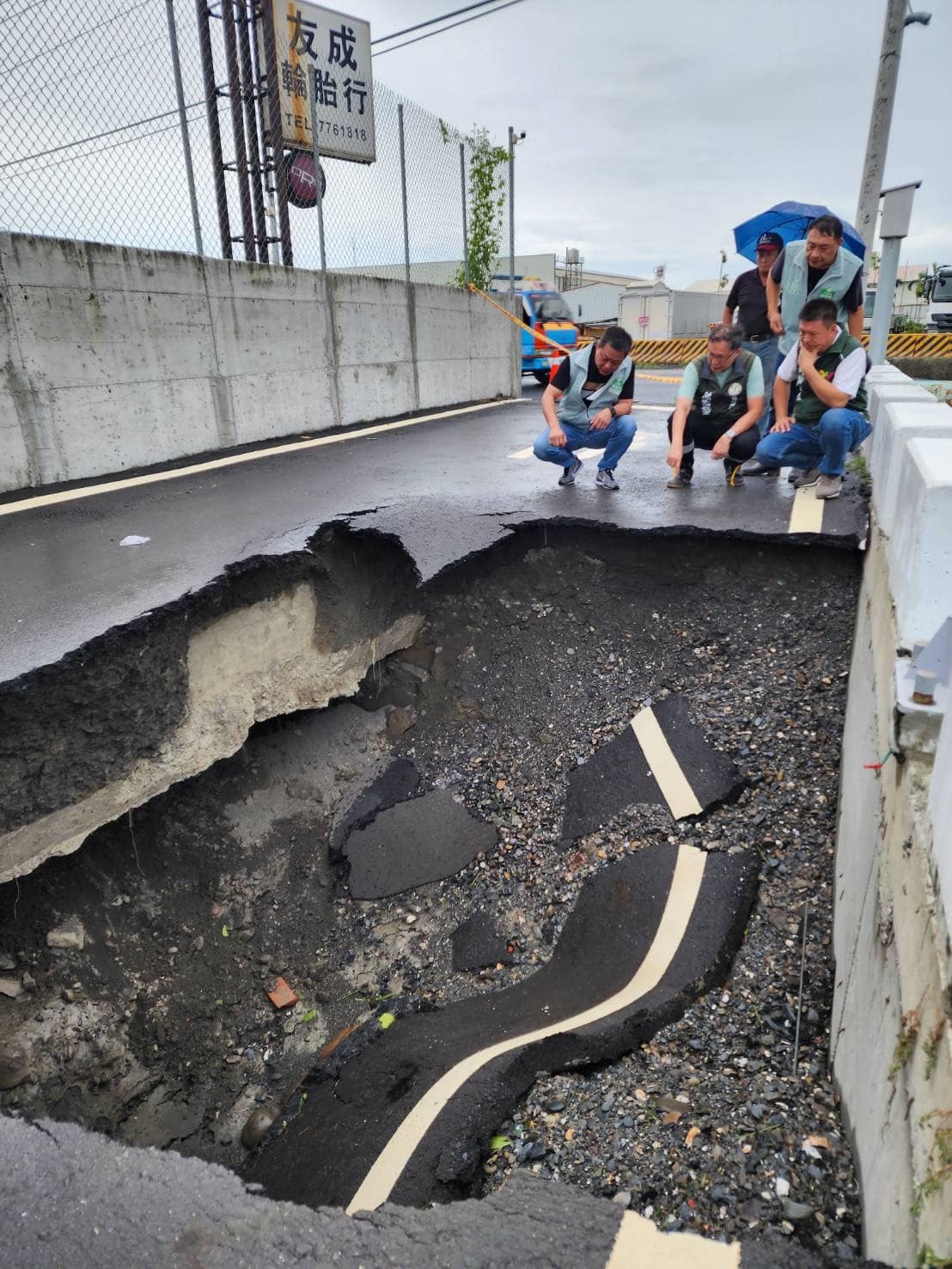 天坑深達2.4公尺,面積占掉大半的道路。(翻攝自許展維臉書)