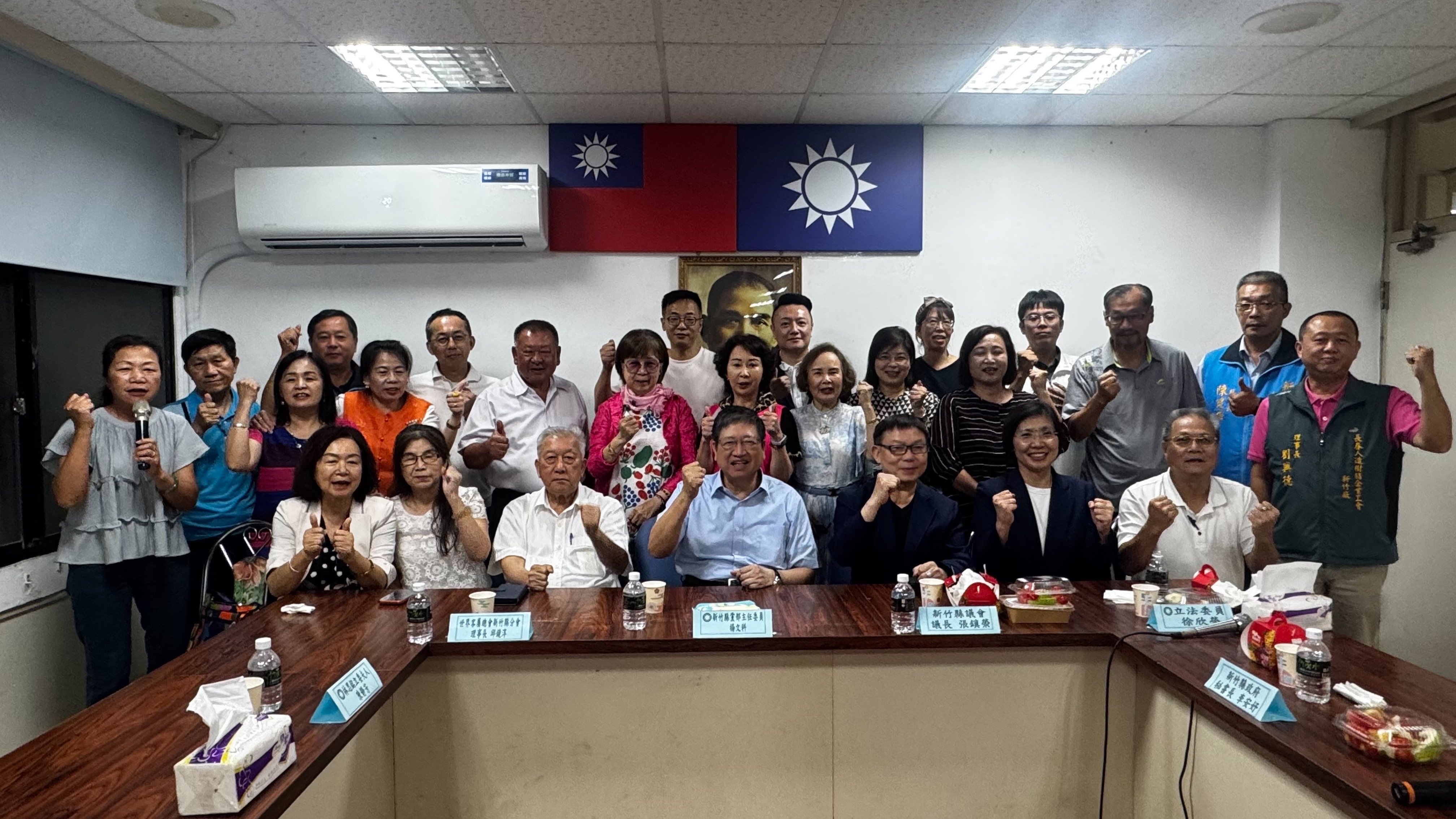 徐欣瑩出席新竹縣級社團領導人交流座談,包含新竹縣長兼黨部主委楊文科、新竹縣議會議長張鎮榮、前縣長邱鏡淳、立委林思銘夫人及各地方組織幹部皆齊聚一堂。(徐欣瑩辦公室提供)