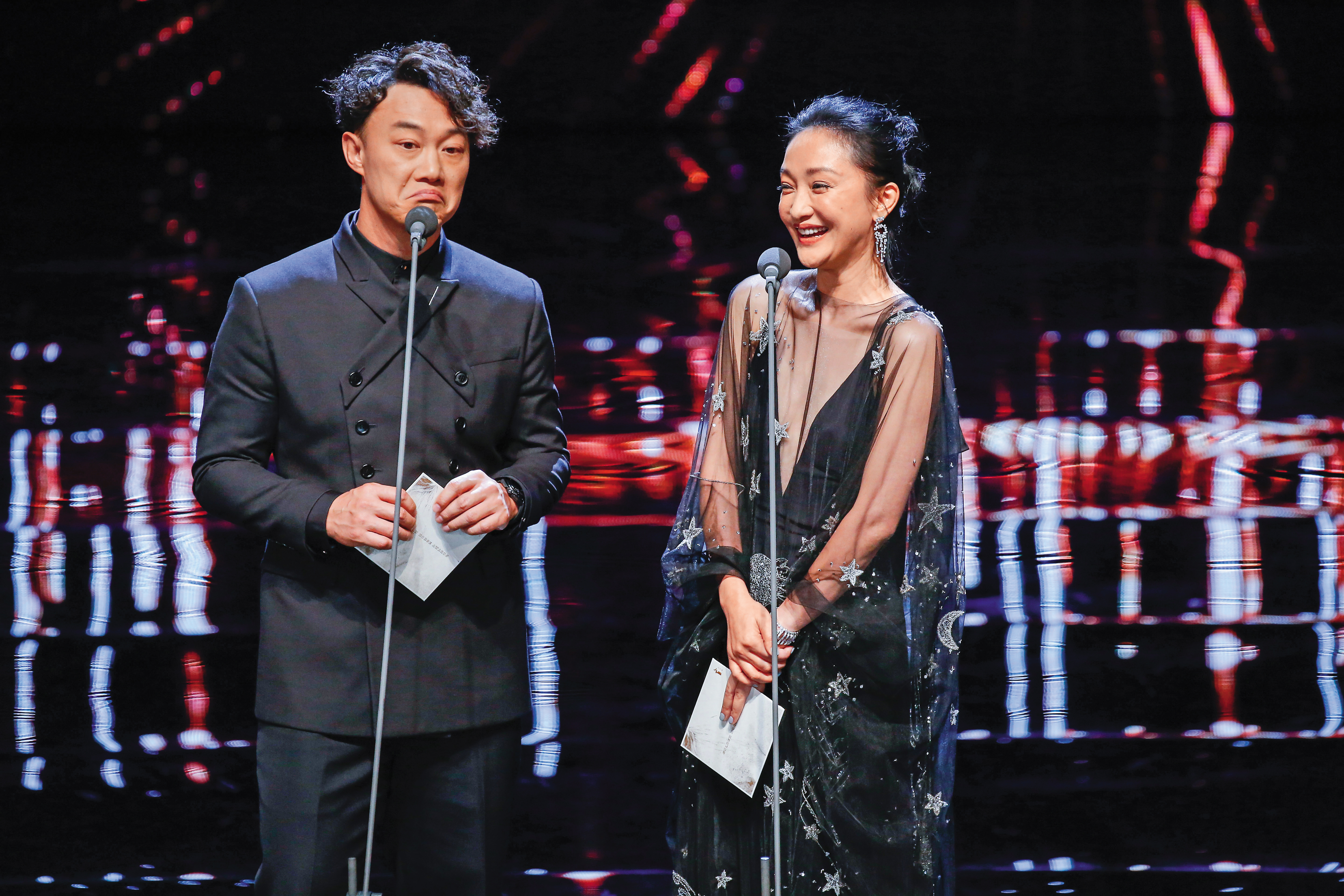 陳奕迅（左）的演藝之路不僅止於音樂，也跨足電影圈，曾和周迅（右）一起出席金馬獎盛會。